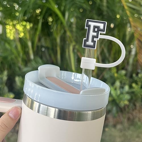 Miniatura 10 de Velaco Paquete de 4 piezas de accesorios con dije de letra inicial y cubierta de pajilla, cadenas con letra inicial para vaso Stanley de 20, 30, 40