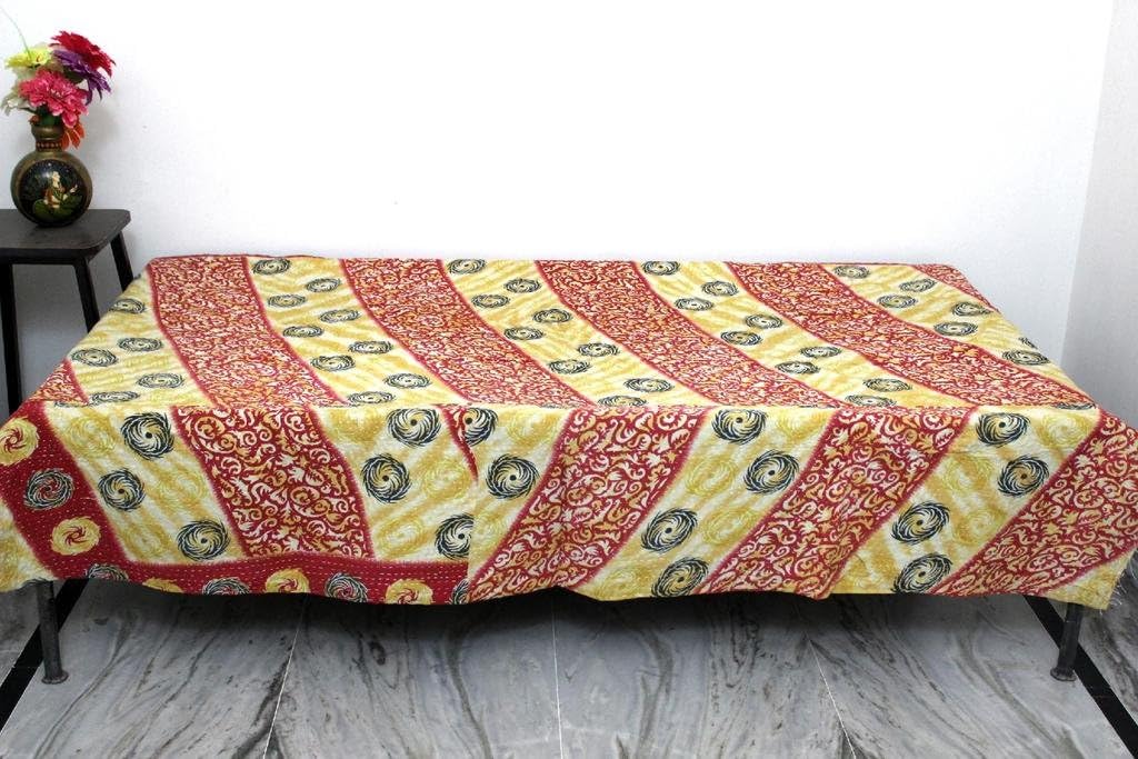 Vintage Throw Kantha Quilt Indian Handmade Bohemian Bedspread Reversible Cotton Ethnic Sari Fabric Embroidered Bedding Blanket Gudari