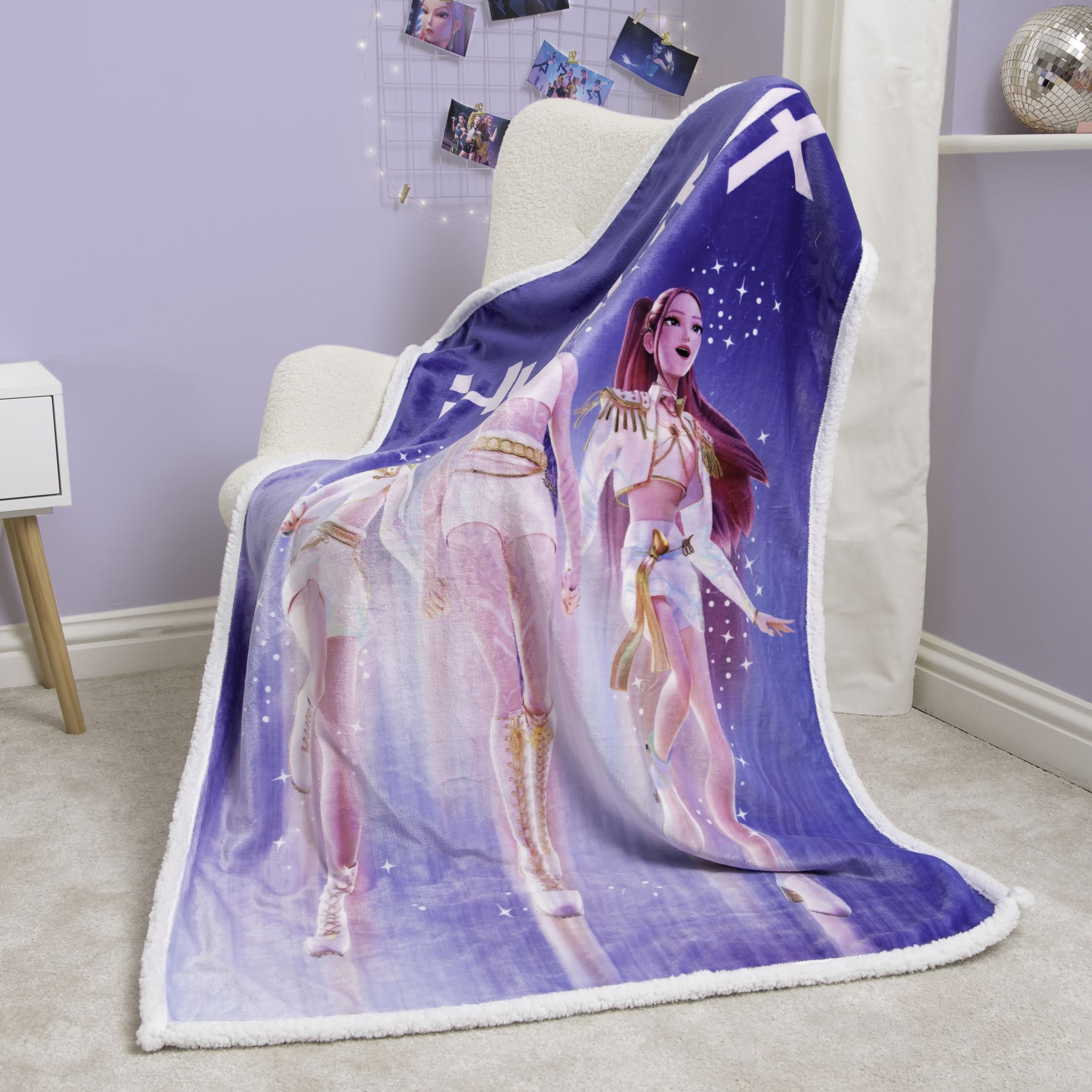 Couverture en Polaire sous Licence Officielle K-Pop Demon Hunters | Polaire Ultra-Douce et Chaude avec Doublure en Sherpa | Motif céleste Violet | Idéale pour la Maison et Le Camping