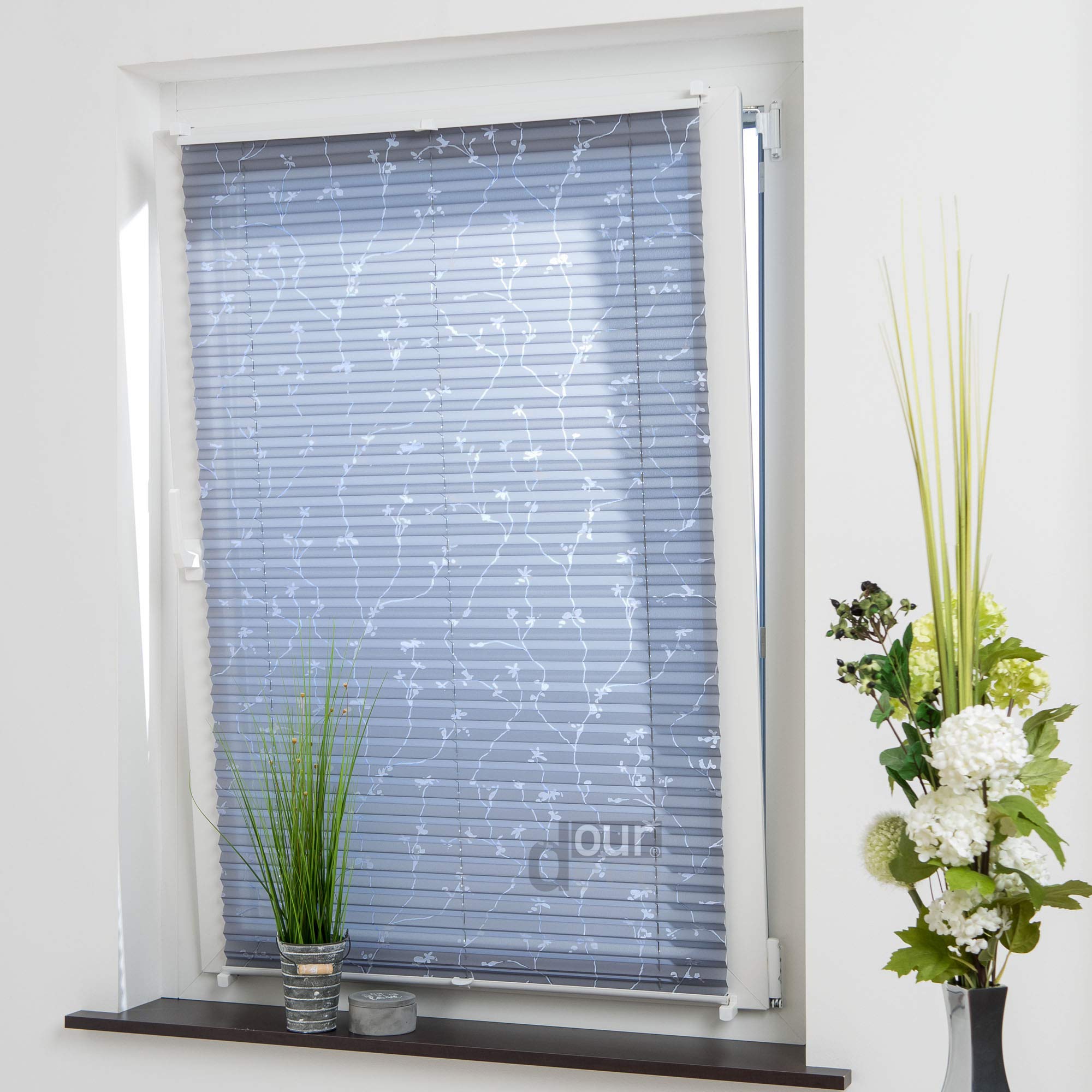 Plissee mit Blumenmotiv; 80x130 B x H in cm; Farbe: grau bedrucktes Blumenmotiv Ranke; lichtdurchlässig, Blickdicht; Klemmen, Montage ohne Bohren, Klemmfix-Plissee, Easy-to-fix