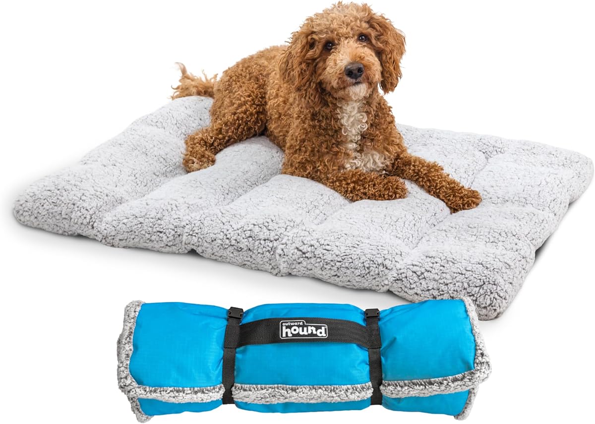 Outward Hound Cama de viaje para perros On-The-Go, tapete enrollable portátil con hebilla, exterior duradero antidesgarro e interior de forro polar suave, parte inferior resistente al agua, interior/exterior, gris, 36" x 27"