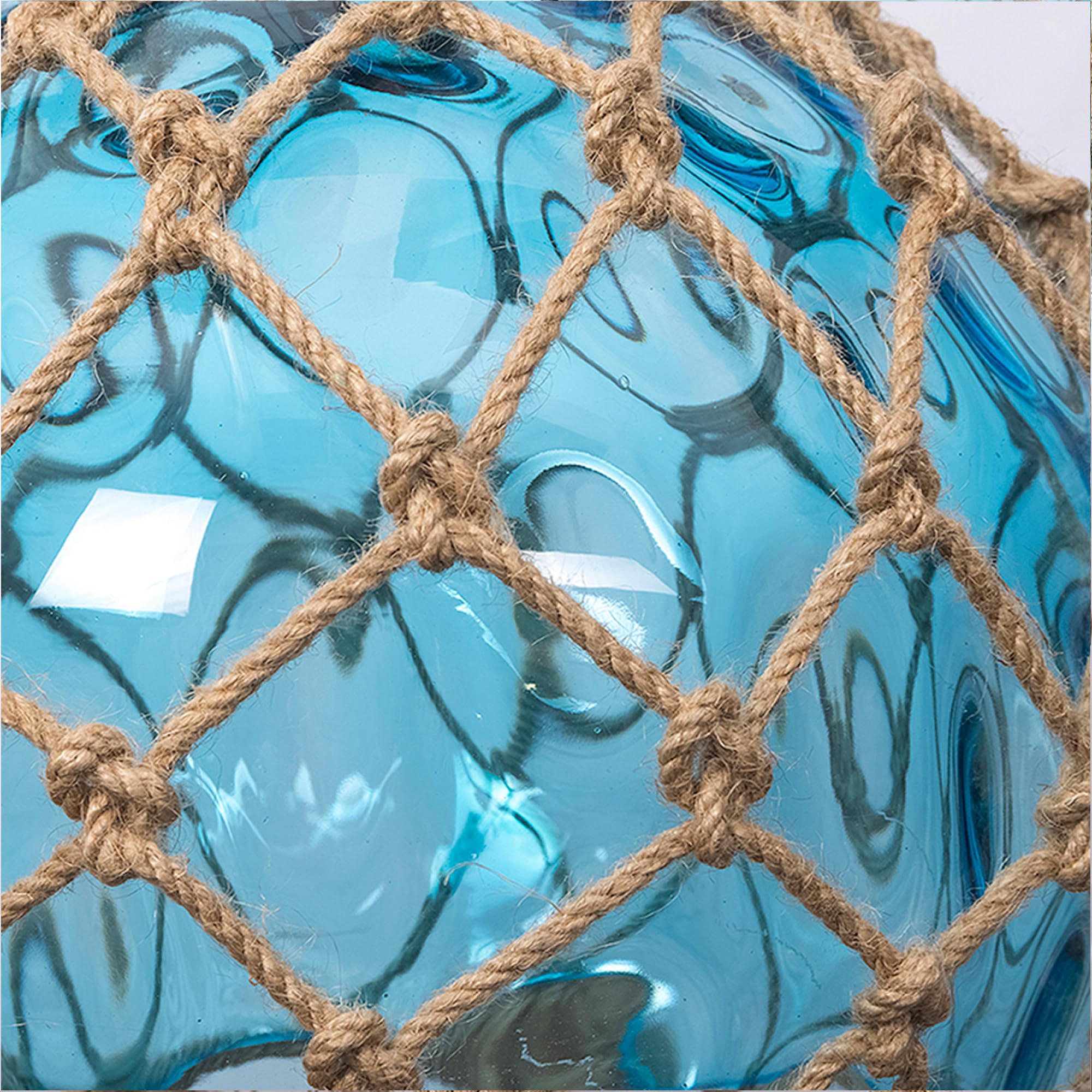 Lámpara marinera de mesa con forma de boya náutica con malla en cabo de cáñamo , lampara náutica de sobremesa Ø30cm, con pantalla cilíndrica en color crudo E27, boya de cristal Azul