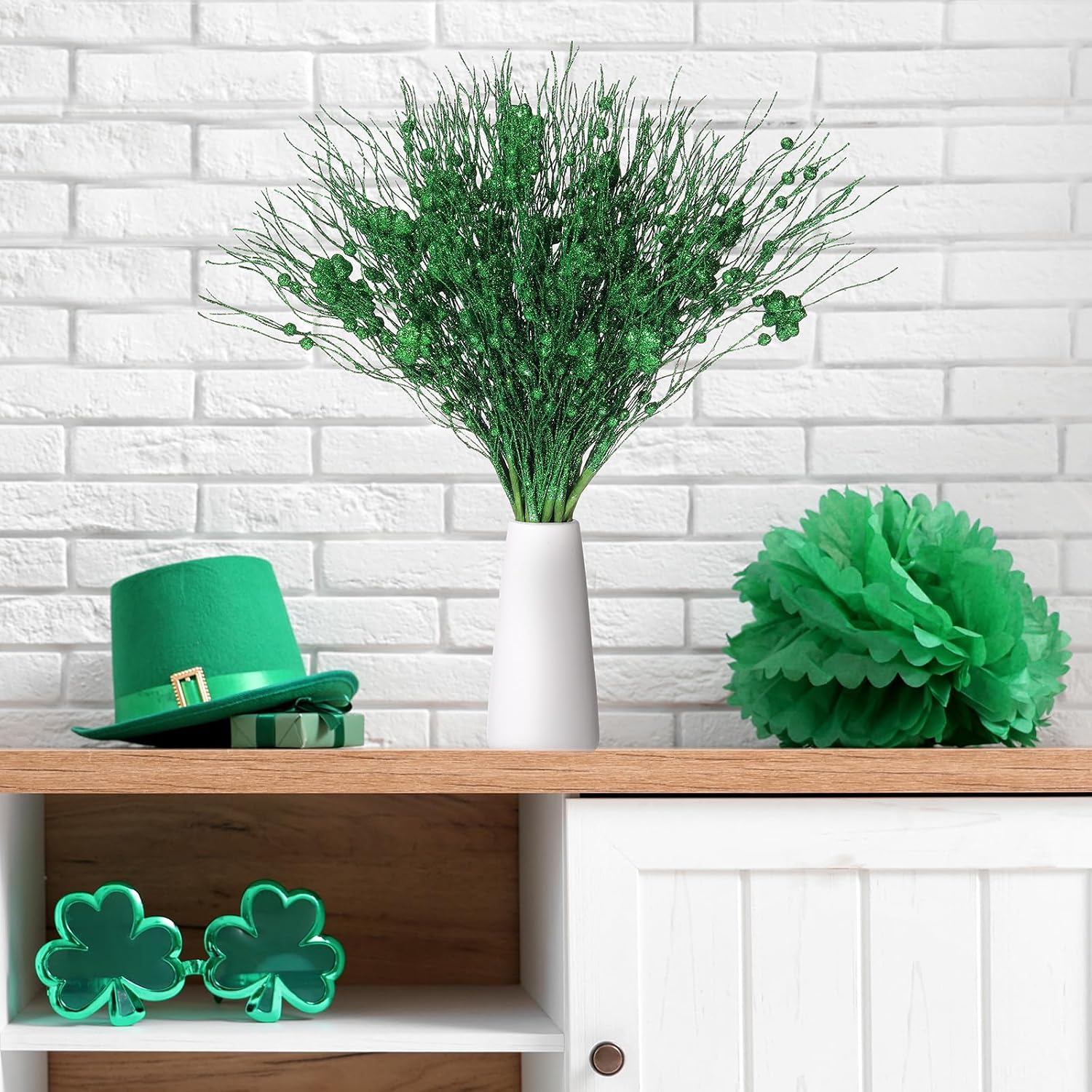 Geyoga 24 Pcs St Patricks Day Decorations Centerpieces 15.7'' Saint Patricks Day Floral Picks and Sprays Shamrock Flowers Artificial Green Glitter Clover Stems for Home Decor (Grass Green)