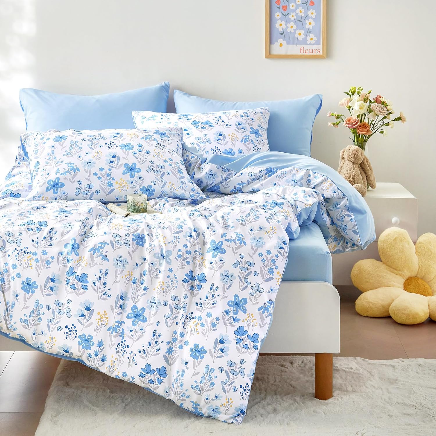 Wake In Cloud - Floral Comforter Set, Botanical Flower Cottagecore Shabby Chic Aesthetic for Women Teen Girls, Soft Lightweight Dorm Bedding, 3 Pieces, Blue White, Twin/Twin XL Size