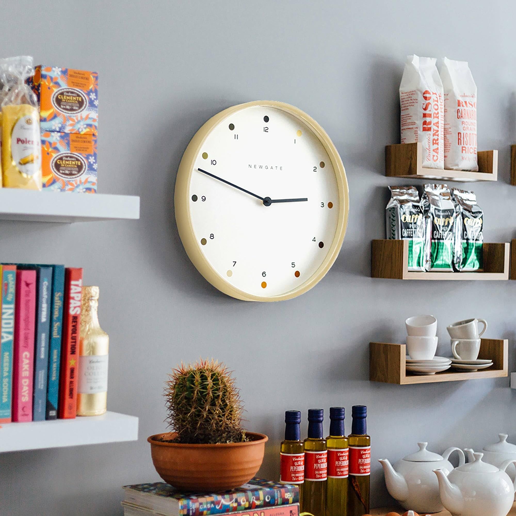 NEWGATE® Mr Clarke Reloj de Pared | Gran Reloj de contrachapado Inspirado en los escandinavos | 40cm | Caja de Madera Clara con Esfera de Puntos de diseñador | Diseño Minimalista Moderno