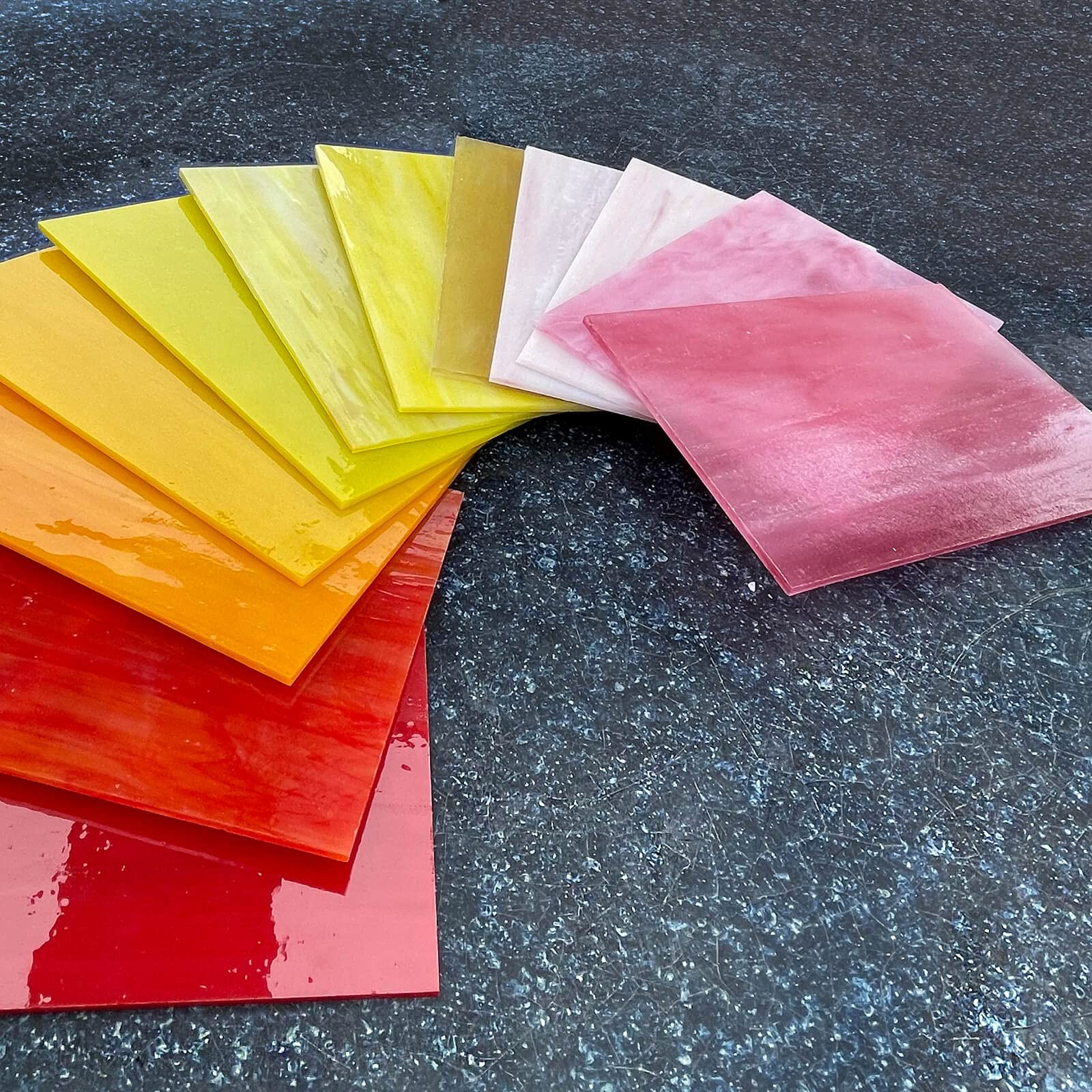 LITMIND Lot De 24 Feuilles De Verre Teinté Transparent – 10,2 X 15,2 Cm – Verre Cathédrale Pour Vitrail, Mosaïque & Loisirs Créatifs – Couleurs Vives Assorties