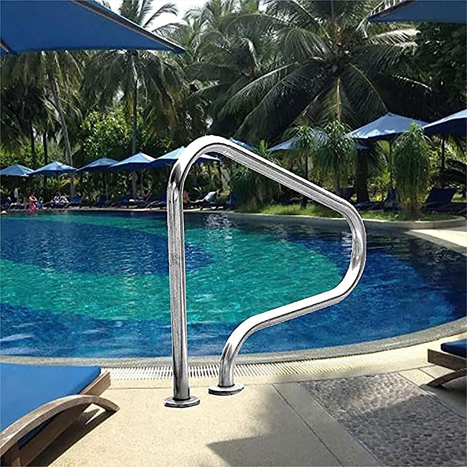 Main courante de piscine à 3 coudes pour sécuriser l'entrée du bassin