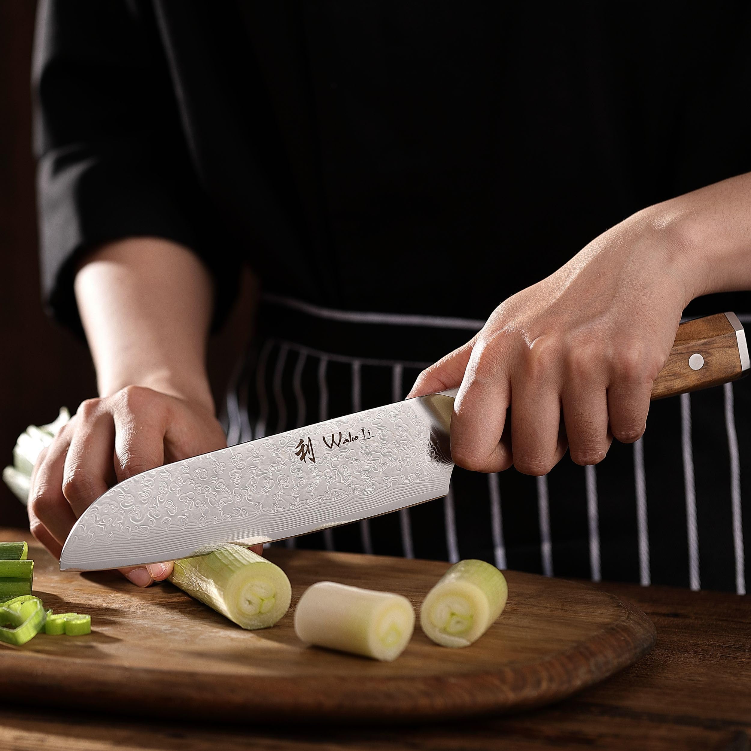 Wakoli Oribu Santokumesser 18 cm aus 67 Lagen Damaststahl mit VG10 Kern | Full Tang mit Olivenholzgriff, beidseitiger 15° V-Schliff, 60 ± 2 HRC, für Fleisch, Fisch und Gemüse, inklusive Geschenkbox