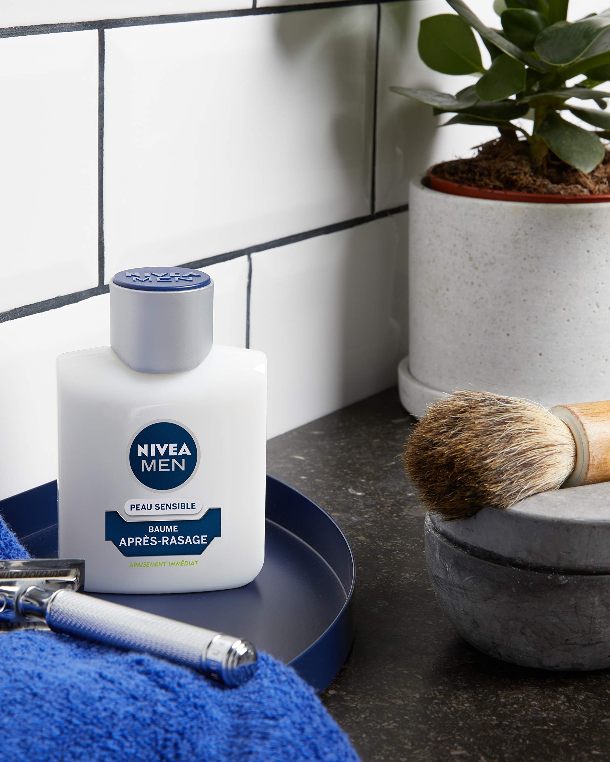 NIVEA MEN Balsam do skóry wrażliwej (1 x 100 ml), pielęgnacja po goleniu wzbogacona rumiankiem i oczarem wirginijskim, pielęgnacja twarzy dla mężczyzn 0% alkoholu dla skóry wrażliwej
