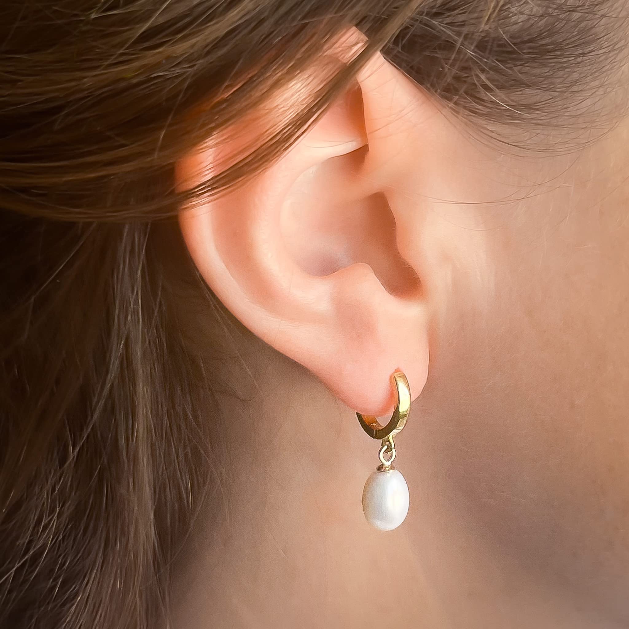 Mary & Jules Perlenohrringe Gold aus 925 Sterling Silber, aus recyceltem Silber, kleine Creolen mit Perlen Anhänger, schlichte Süßwasserperlen Ohrringe Damen, Echtschmuck Ohrstecker vergoldet