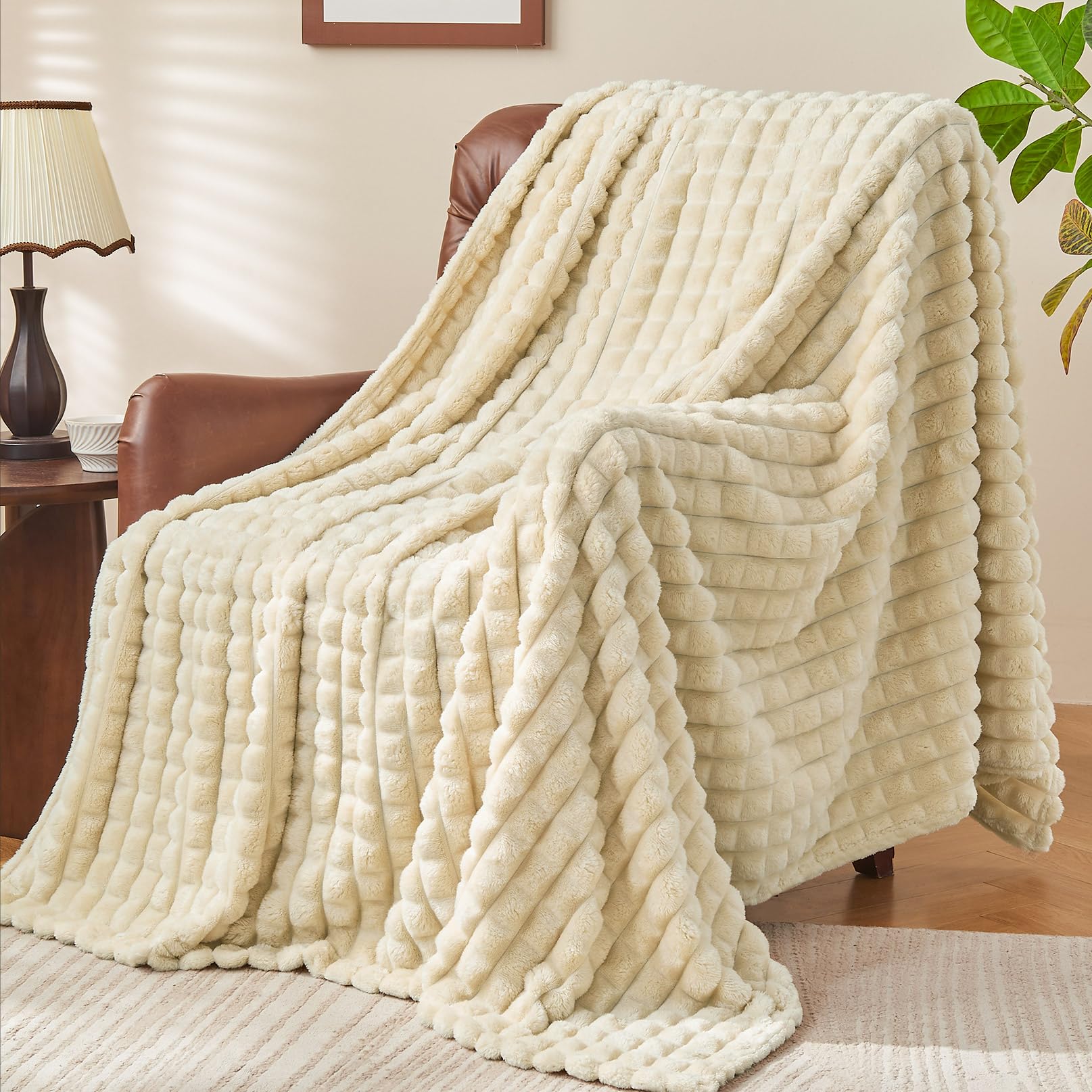BEDELITE Fluffy Fleece Throw Blanket - Beige Sofa Throw Checkered Design Soft Cosy Warm Small Blankets for Single Bed Gifts for Women - Image 2