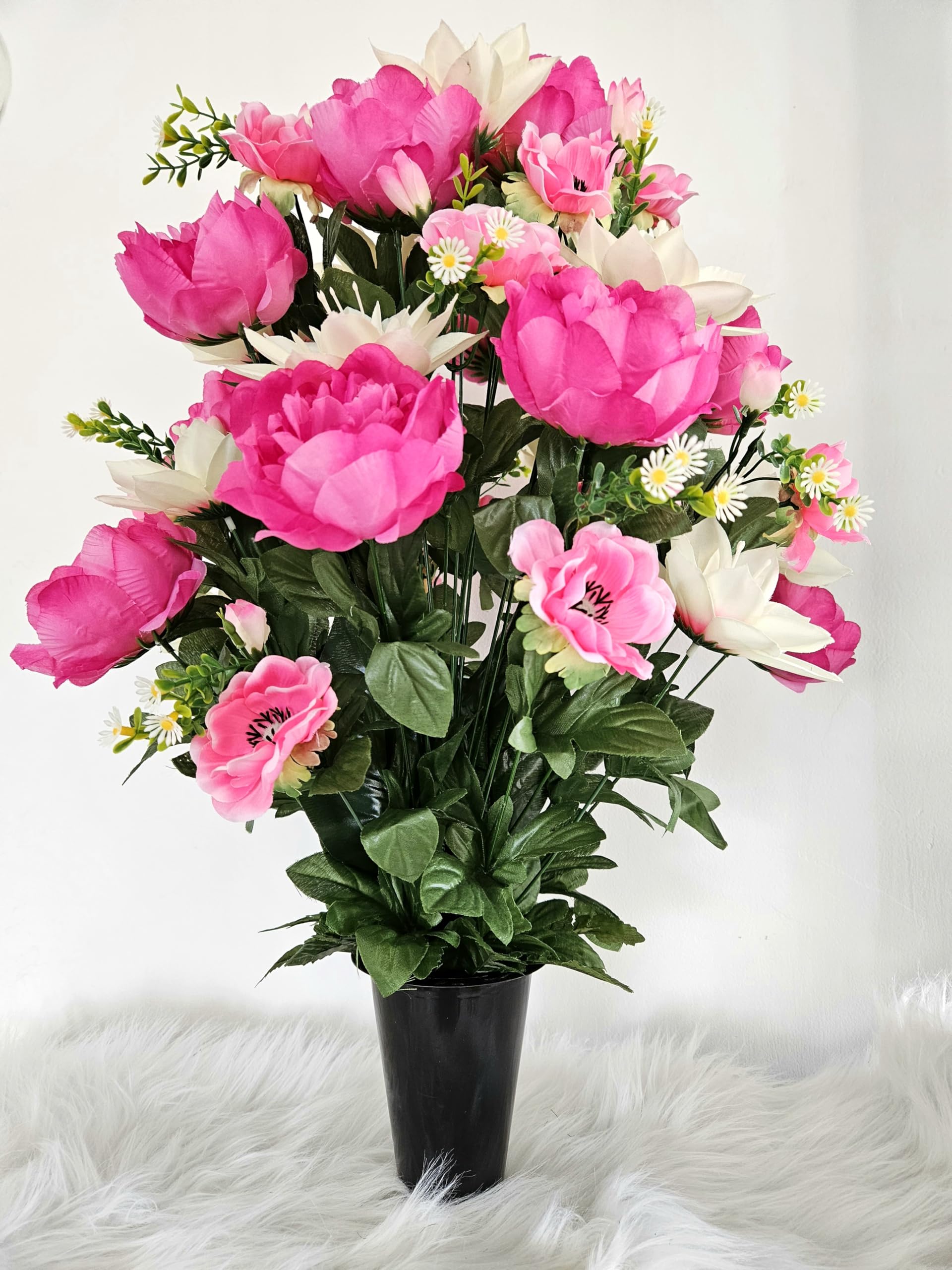 Composition de Fleurs Artificielles en Cône Lesté Ciment pour Une Parfaite Tenue à L' extérieur. Réalisé par Nos Soins Fleurs de qualité.