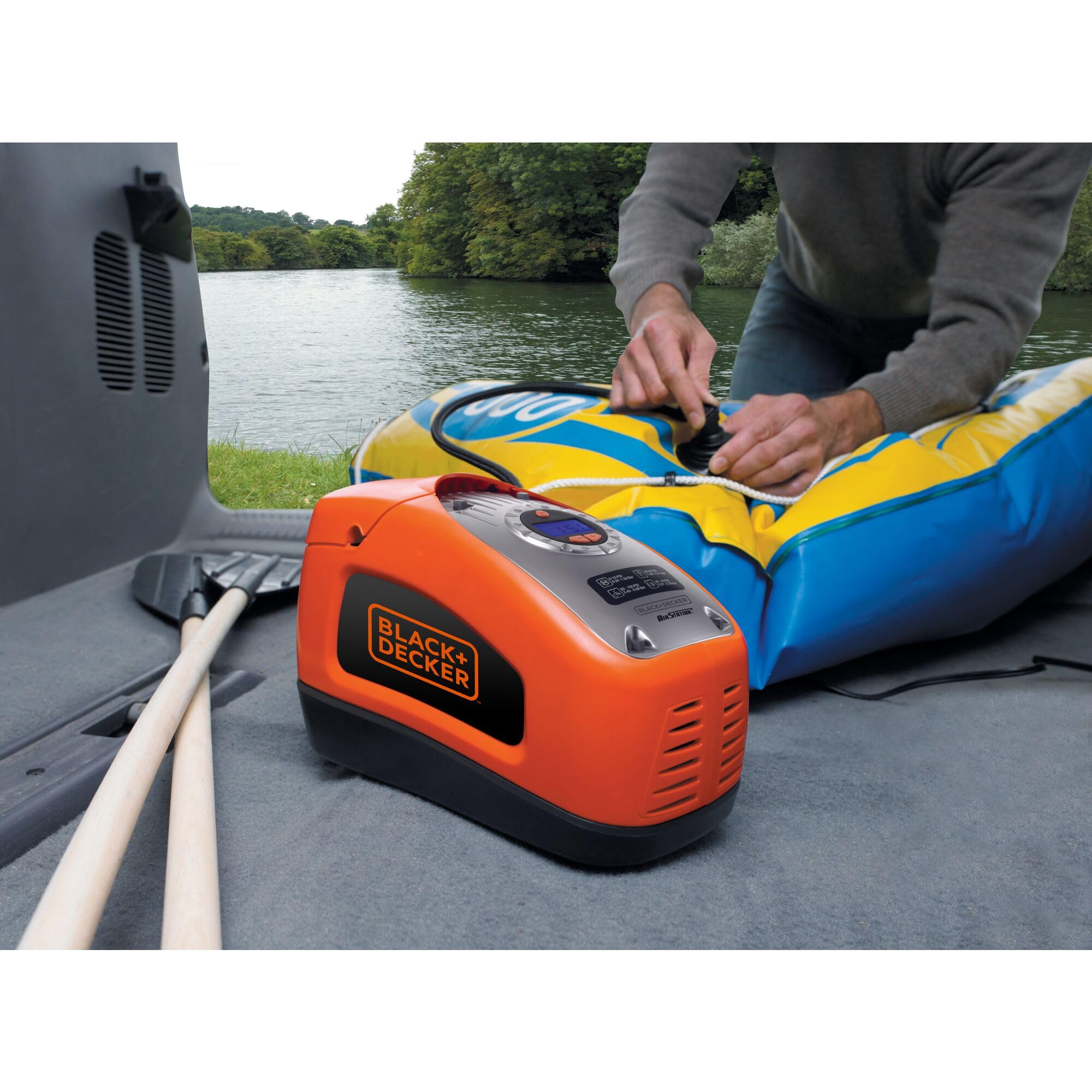BLACK+DECKER ASI300-QS Gonfleur-Compresseur Filaire - 11 Bars - 160 PSI - 220 V ou Allume-Cigare 12V - Fourni avec 1 Aiguille et 2 Embouts