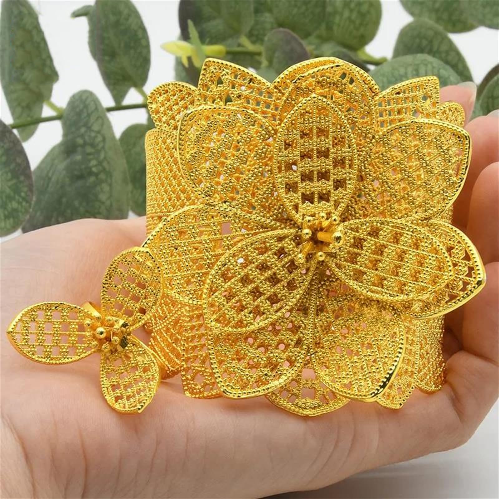 MOCHAMIK Blumen-Kupfer-Manschettenarmband mit 24-Karat-Goldbeschichtung für Damen. EIN klassischer, Verstellbarer Armreif für einen sandgoldenen Look
