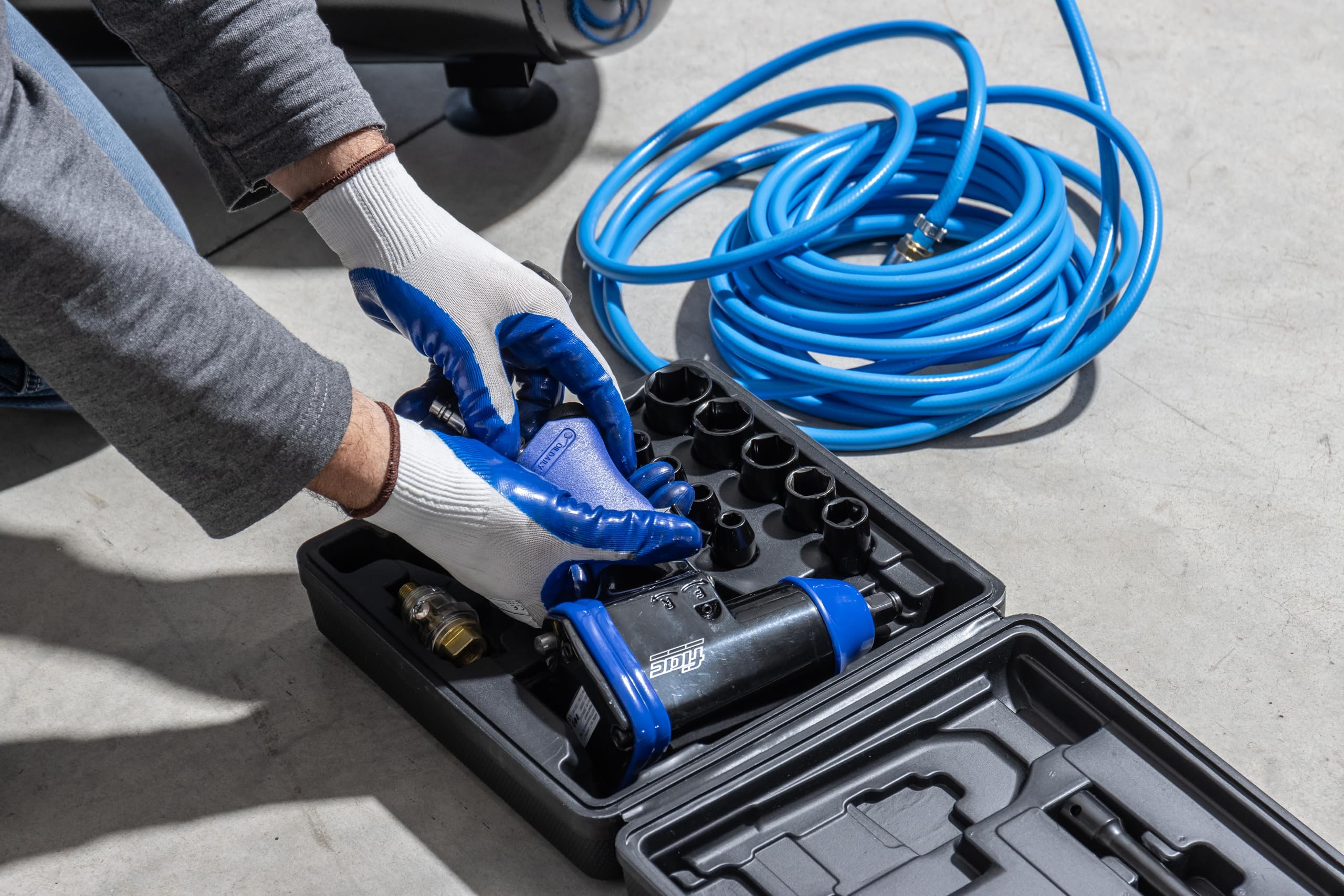 FIAC Avvitatore Pneumatico a Massa Battente 1⁄2" 1086, Pistola Pneumatica 10 Chiavi a Bussola + Prolunga da 100 mm + Mini Lubrificatore + Bottiglia di Plastica, Inclusa Valigetta, Coppia 345 Nm, Nera