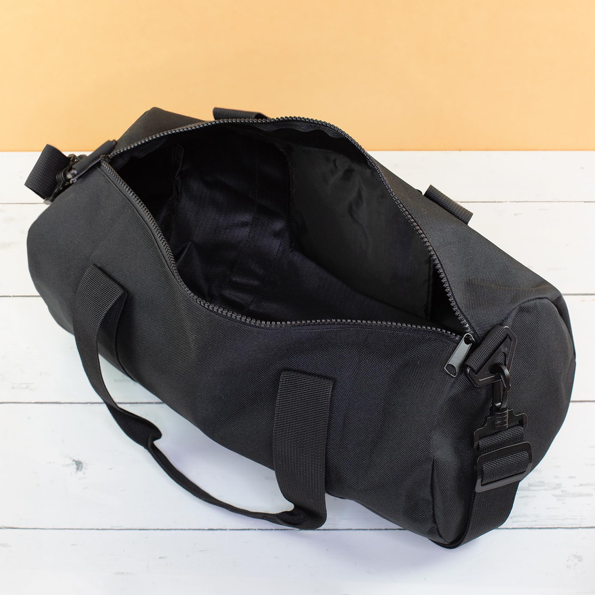 Herz & Heim® Sporttasche Fußball personalisiert mit Name – Trainingstasche für Fußballer – Sport Tasche als Geschenk – Duffle Bag für Fußballtraining, Verein & Freizeit (55 × 28 × 28 cm (B/H/T))