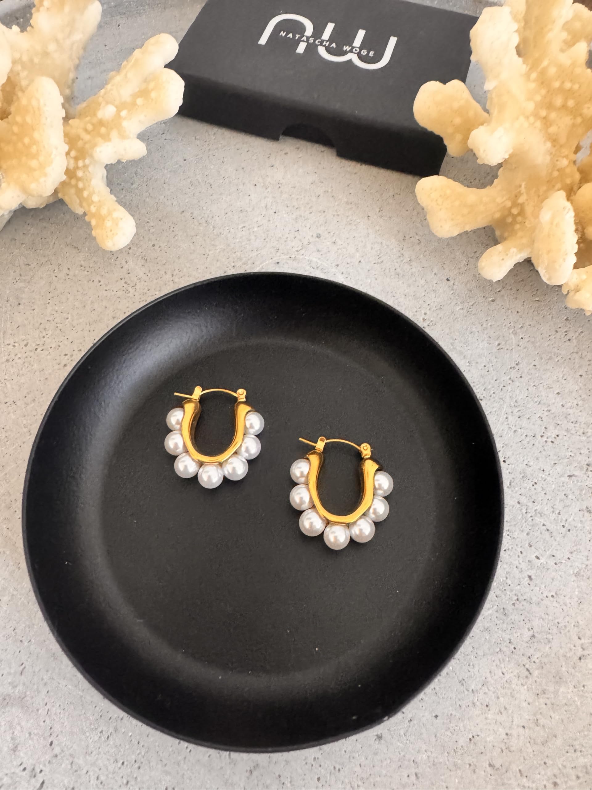 Huggie Orecchini in oro con perle – Orecchini a cerchio in acciaio inox 2,5 cm – Elegante Hoops da donna – Impermeabile e delicato sulla pelle – Gioielli regalo