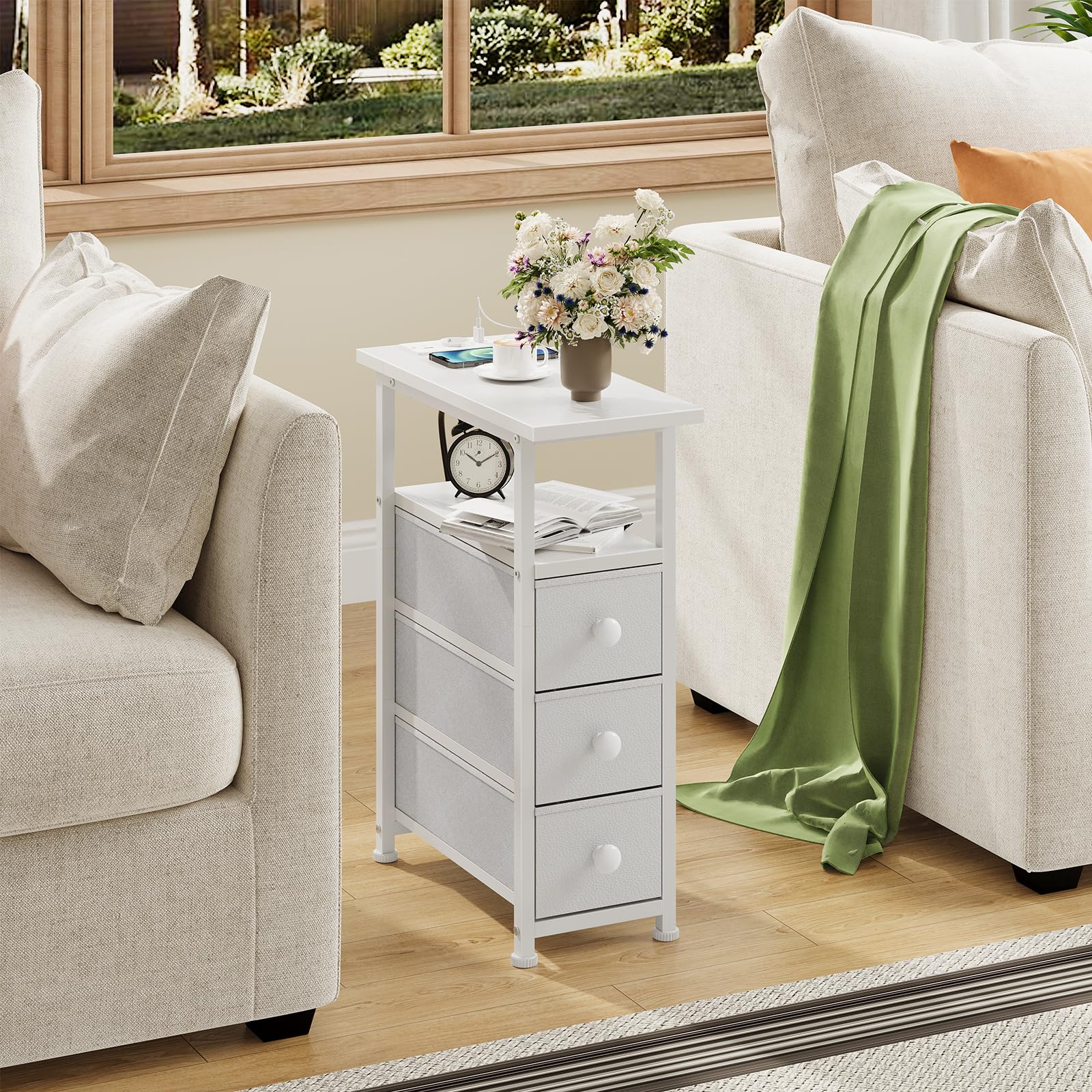 HOOBRO Tables de Chevet avec Multiprises, 1 Prise et 2 Ports USB, Tables d’Appoint avec 3 Tiroirs, Bouts de Canapé avec Rangement, Petit Espace, Salon, Chambre, Blanc EWW482CBZ01