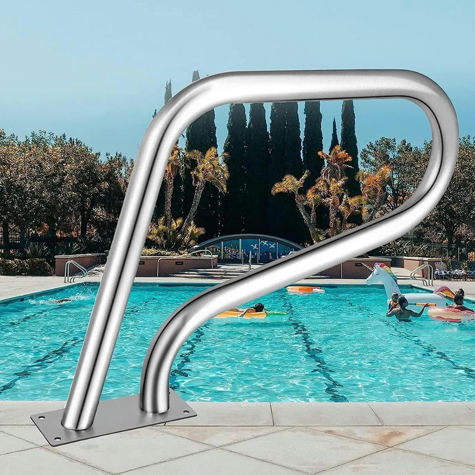 Main courante de piscine argentée pour des baignades sereines en famille