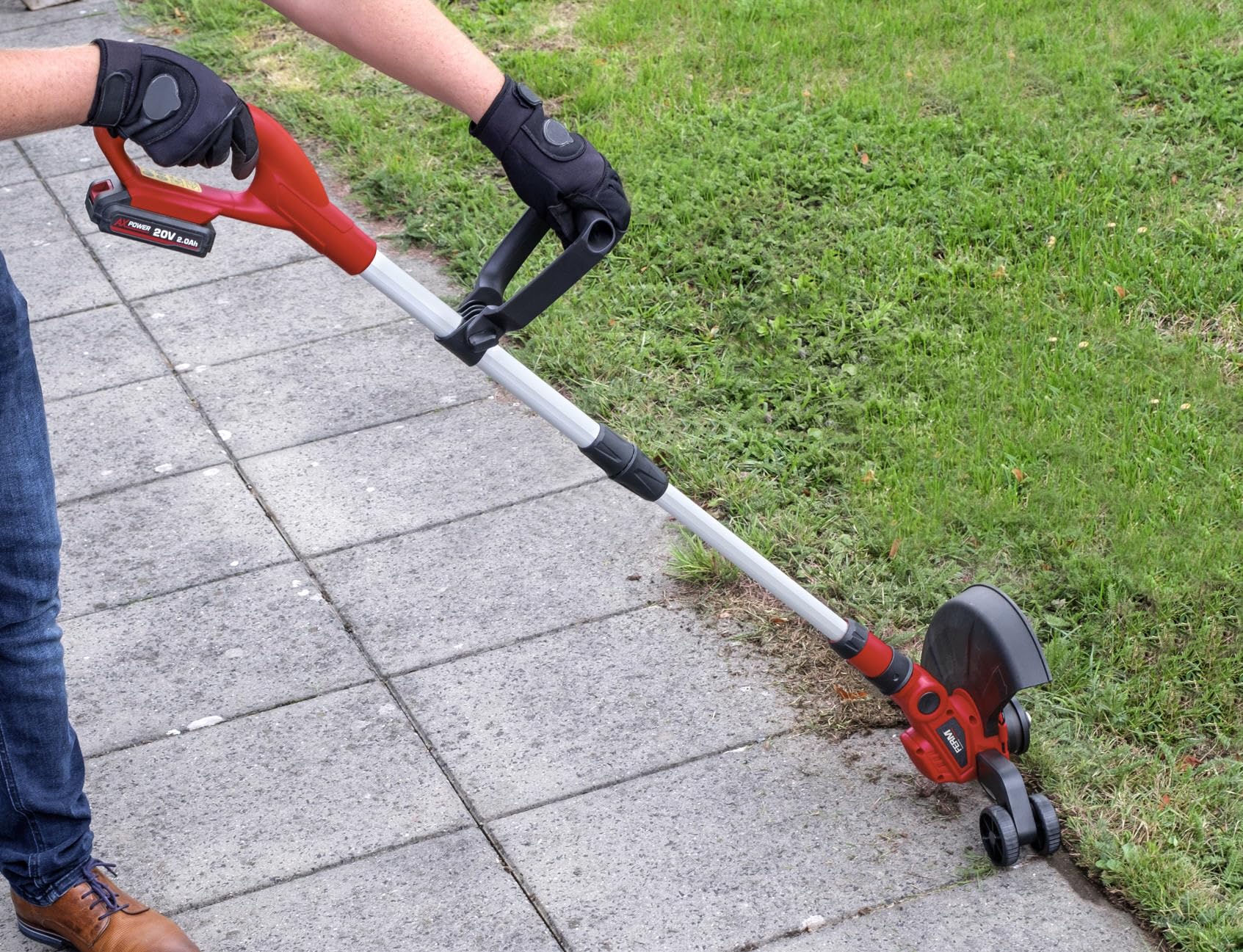 FERM Desbrozadora AX-Power 20 V – Mango telescópico – Rueda guía – Cabezal giratorio – Sin batería ni cargador – Diseño ergonómico – Sistema Tap & Go