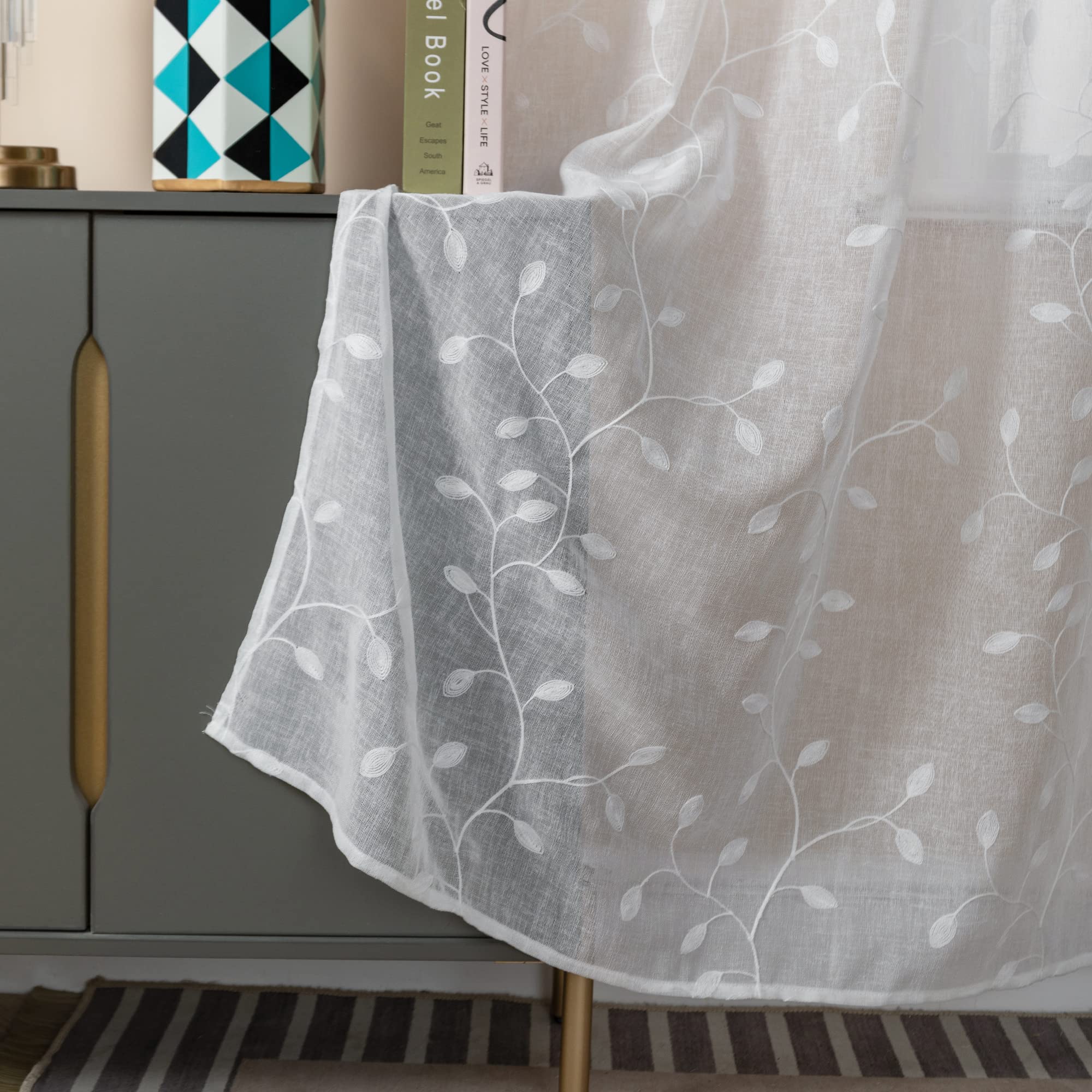 GIRASOLE HOME® Coppia Tende Filtranti in Simil Lino Fantasia Rampicanti Tenda per Interni 2 Pannelli con Occhielli (Bianco, 140x280cm)