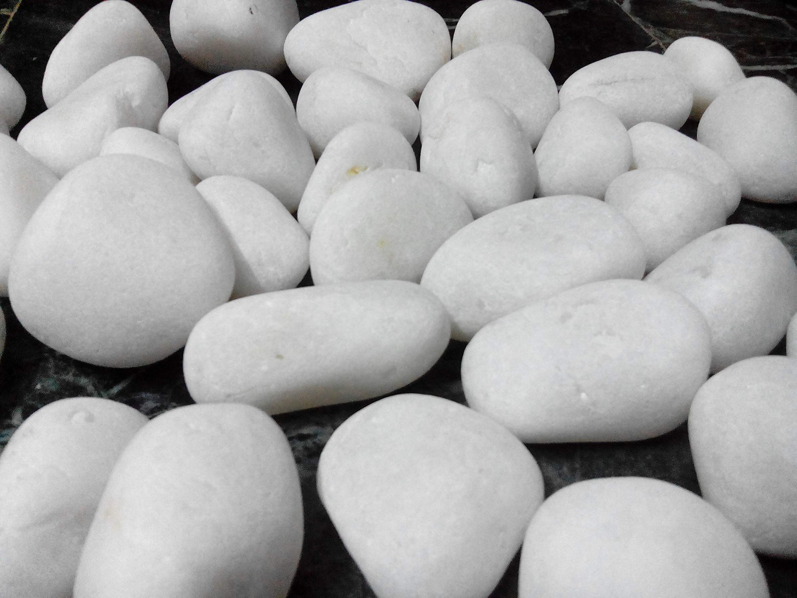 RM White Pebbles Large Size Unpolished Stone 2kg, Snow White Pebbles Rameshwaram Marble | Pebbles for Indoor Table Decoration | Pebbles for Plant Pot | Stones for Aquarium (B07WQG8KVL) Amazon Price History, Amazon Price Tracker