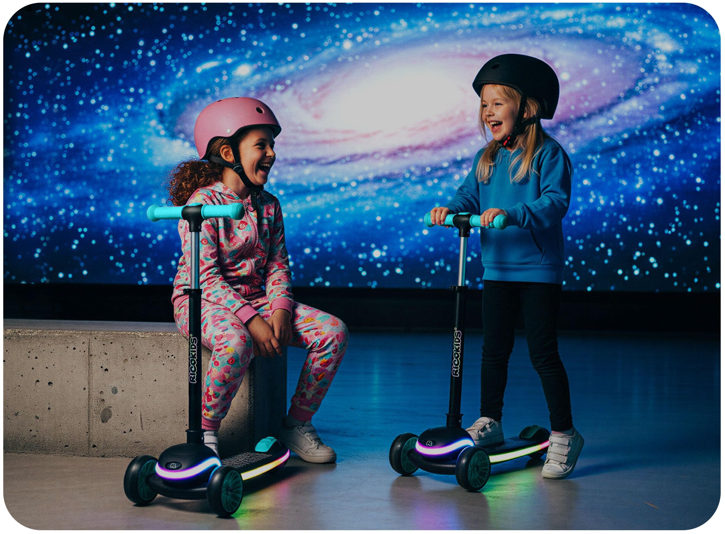Ricokids Hulajnoga trójkołowa dla dzieci od 3 lat - Składana hulajnoga balansowa LED ze świecącym podestem - 20 trybów światła - 3-stopniowa regulacja kierownicy - Leddi Czarna, niebieska