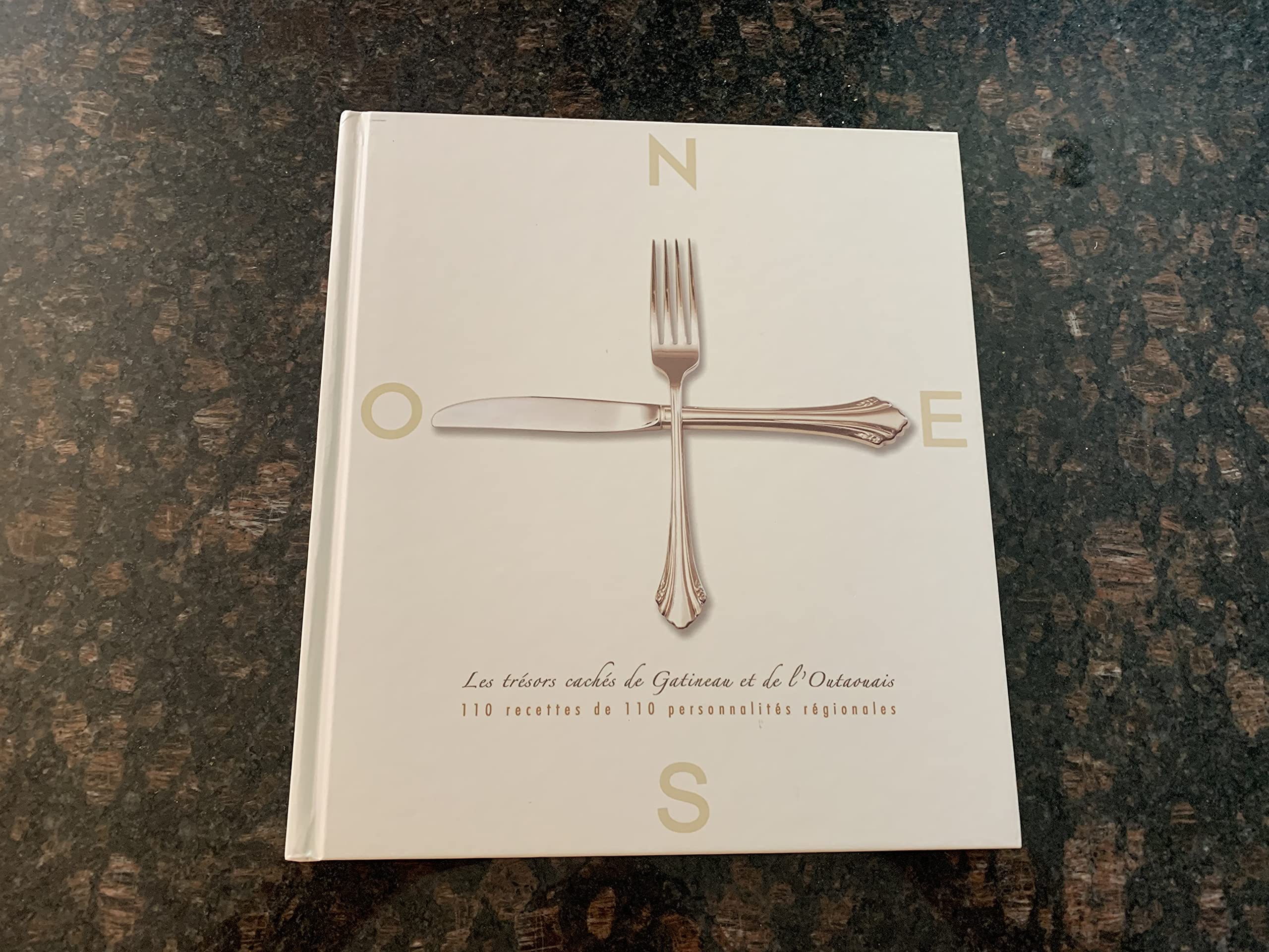 Trésors cachés de Gatineau et de l'Outaouais: 100 recettes de 110 personalités régionales [Hardcover] collectif; Perron, Sylvain and Cheng, Mone