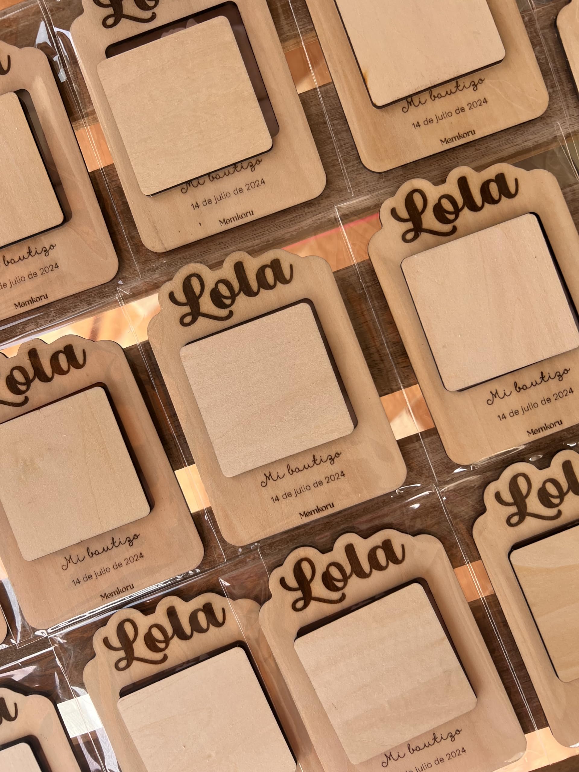 Pack de 5 Portafotos Personalizados para Bautizo en Madera, Marcos de Fotos para Comunión y Celebraciones, Incluye Imanes y Fotos - Recuerdo para Invitados