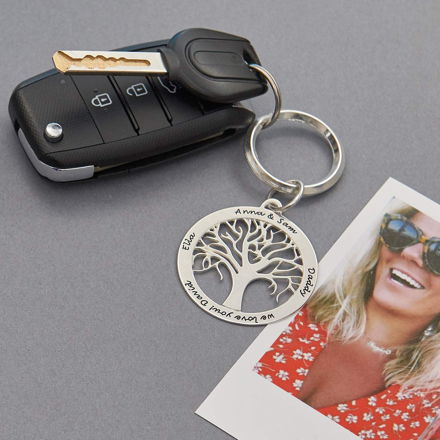 MyNameNecklace MYKA - Llavero Personalizado Árbol de la Vida - Joyería para Mamá, Abuela - Accesorios con nombre, letras - Regalos para Día de la madre, Navidad, Aniversario