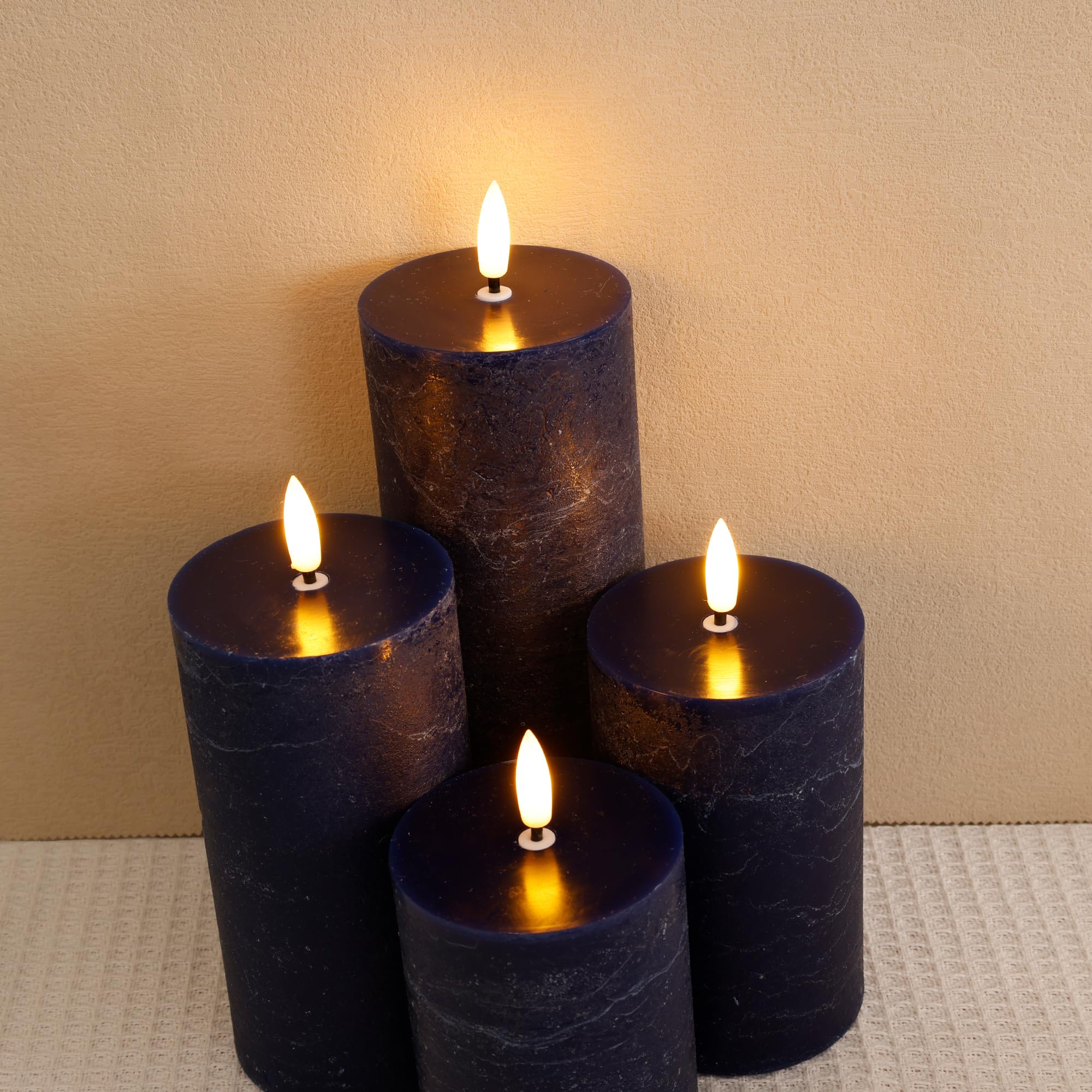 Blaue flammenlose Stumpenkerzen, batteriebetriebene Kerzen mit Fernbedienung, flackernde LED-Kerzen aus echtem Wachs für Zuhause, Party, Hochzeit, Urlaub, Dekoration, 4 Stück, Φ 7,6 cm, H 10,2