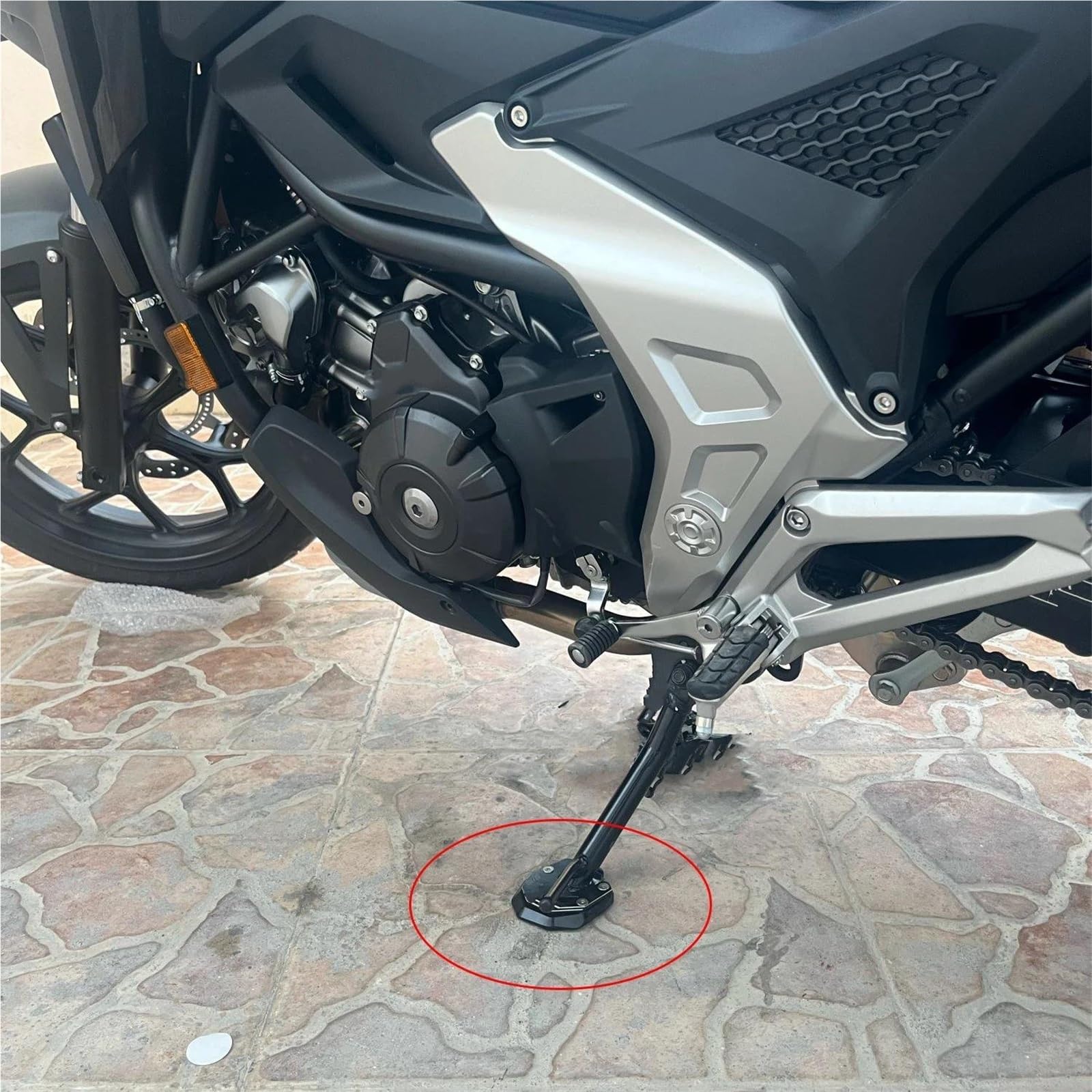 Piastra Cavalletto Laterale Per Triumph Per Scrambler 400X Velocità | Imbottitura per cavalletto laterale con allargamento del piede del cavalletto della valvola del motociclo 2023-2025(Color4)