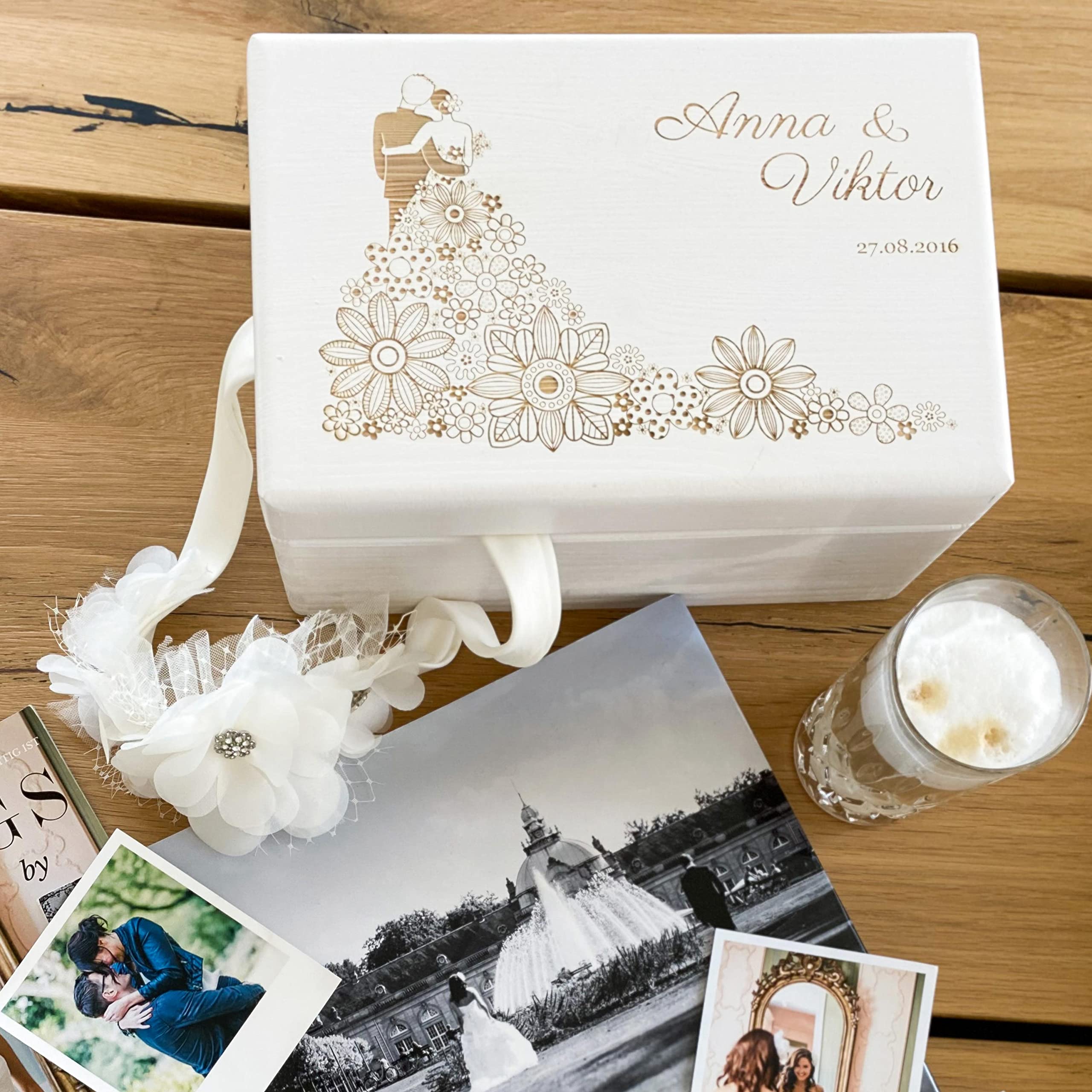 LAUBLUST Holzkiste zur Hochzeit - Personalisierte Hochzeitskiste Erinnerung - Blumenkleid | Geschenkkiste Personalisiert mit Gravur - FSC® (Weiß ohne Verschluss, ca. 40 x 30 x 24 cm | XL)