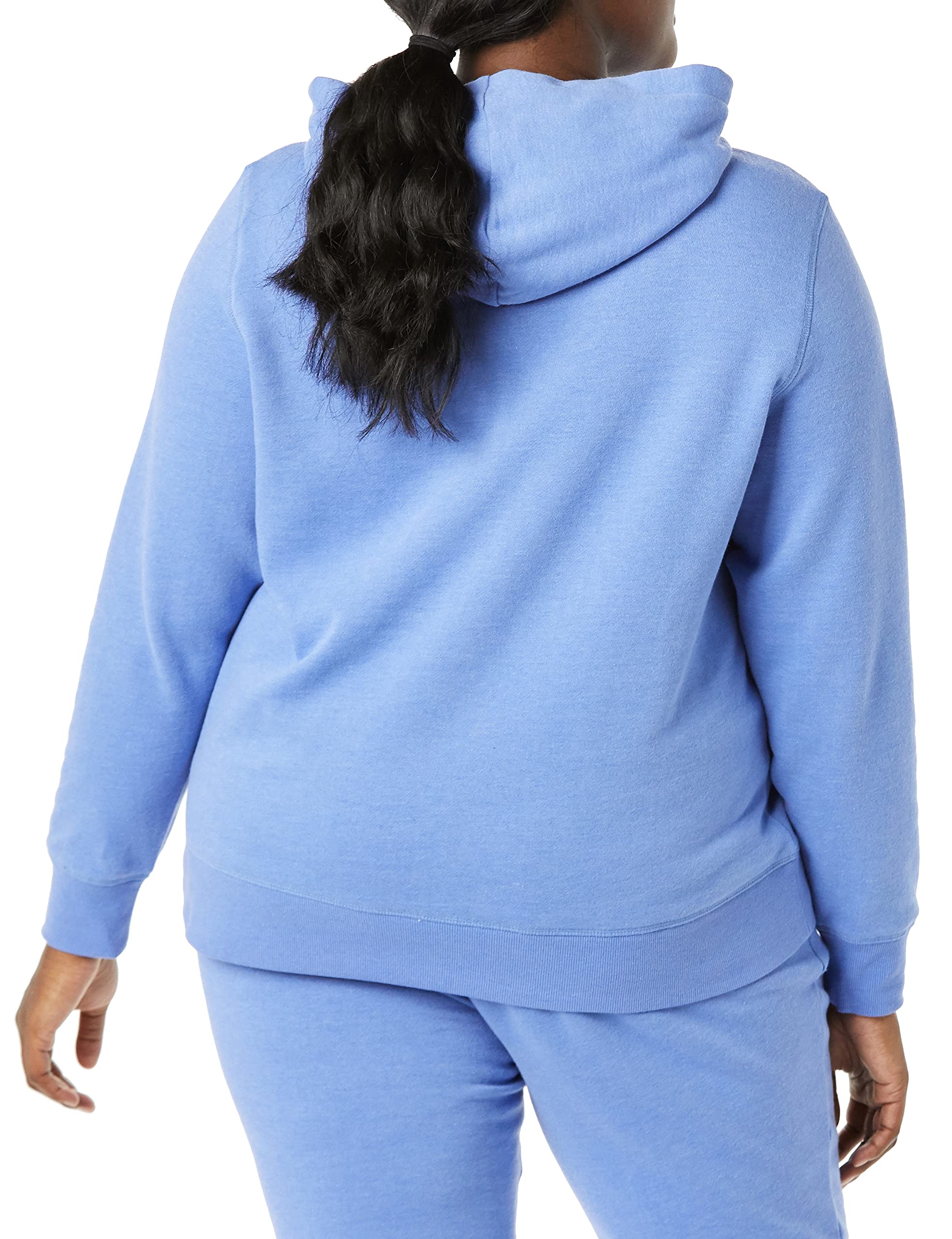 Le sweat à capuche en polaire Amazon Essentials, une option polyvalente pour le confort au quotidien.