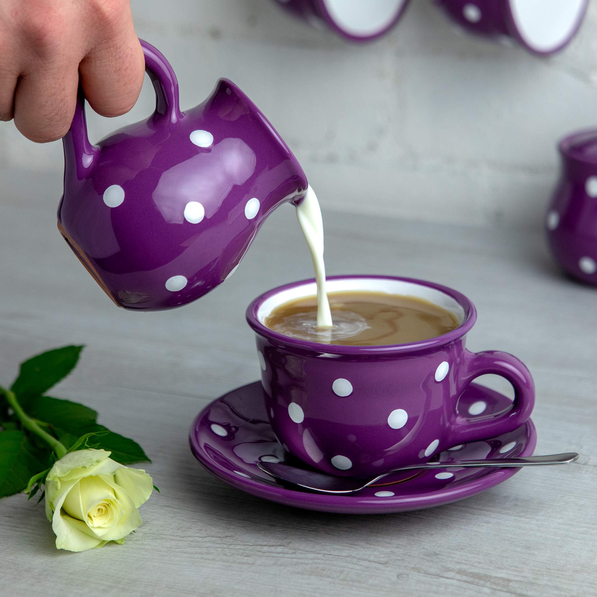 City to Cottage® Set da tè con Teiera, Bricco del Latte, Zuccheriera e 2 Tazze con Piattino | Fatto a Mano in Ceramica | Fantasia a Pois Viola e Bianco