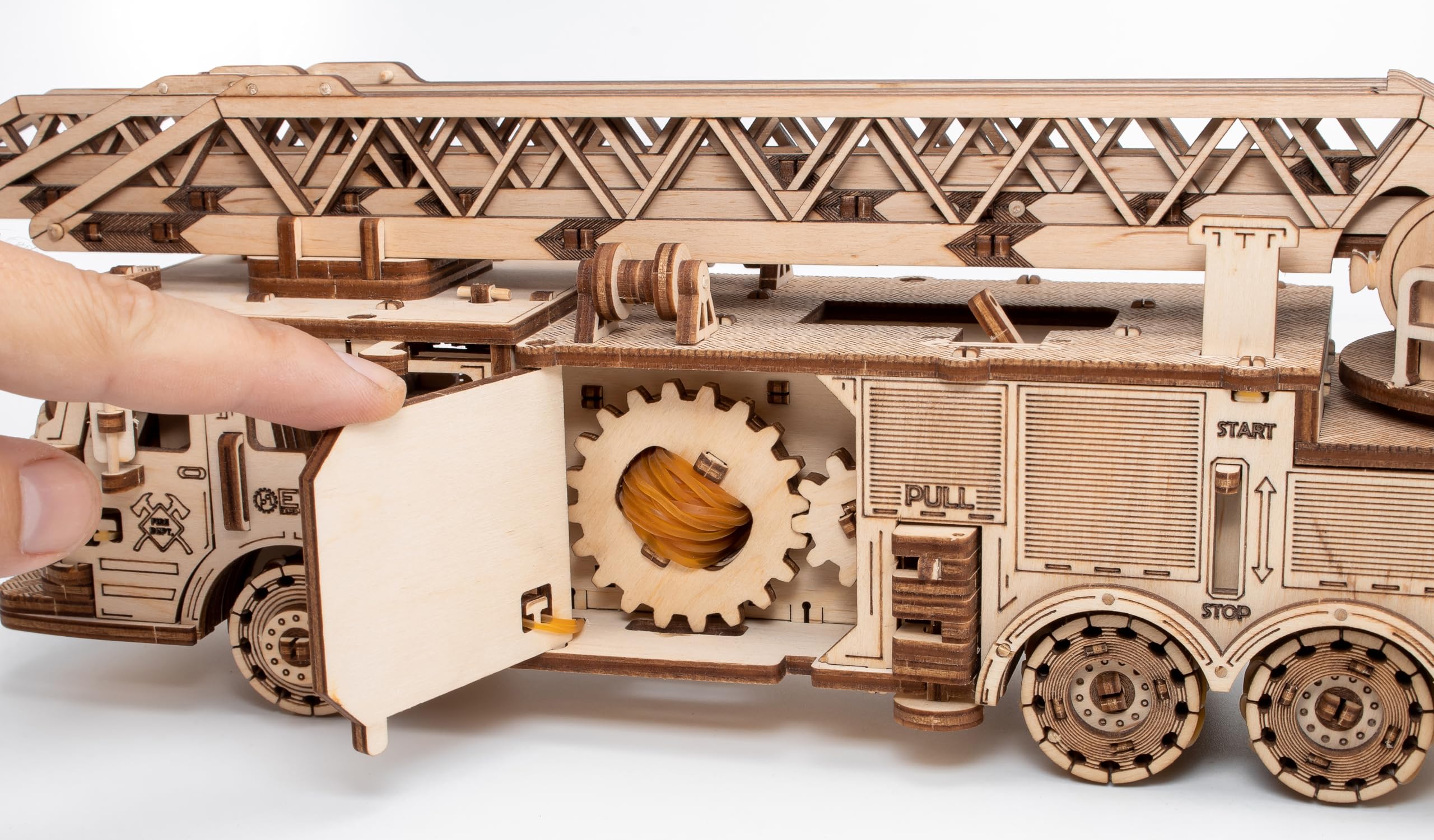 MAGICHOLZ – 3D Holzpuzzle Modellbau Feuerwehrauto LKW – Mechanischer Holzbausatz mit Aufziehmotor – 3D Puzzle Holz Modellbausatz Erwachsene – DIY Set, kein Kleber erforderlich