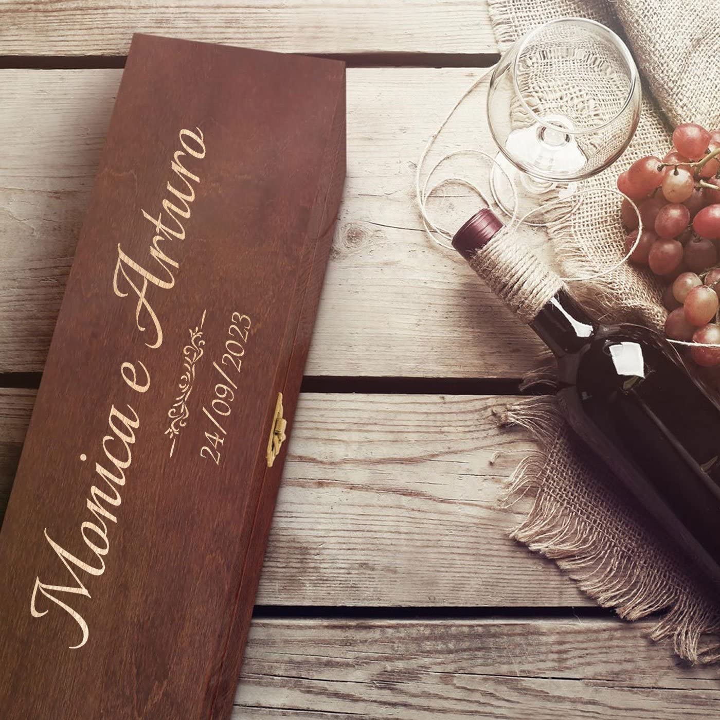 Maverton Scatola Portabottiglie Personalizzata - per 1 Bottiglia di Vino da 0,7 l - in Legno di Pino - Marrone Scuro - Incisione Laser - per le coppie - regalo di Natale - Coppia