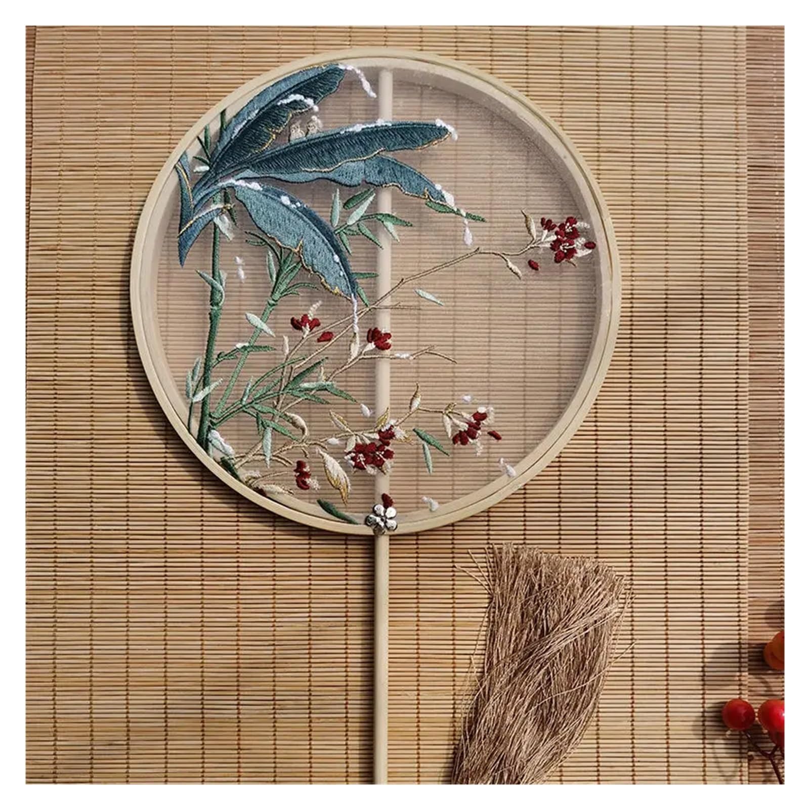 Éventail brodé Hanfu style ancien avec pompon pour sublimer votre tenue lors d'un mariage
