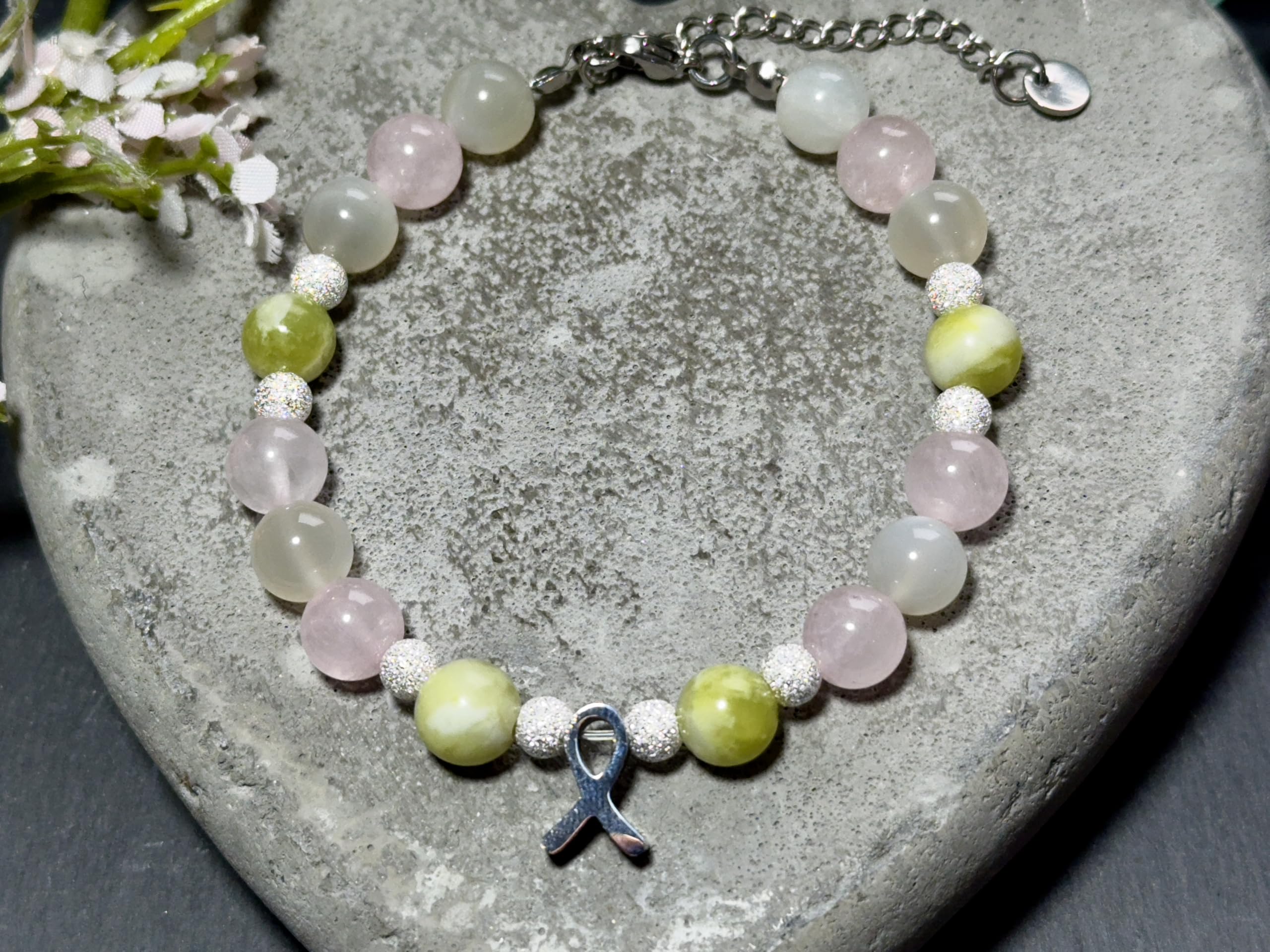 Edelsteinarmband Krebs aus Peridot, Mondstein & Rosenquarz mit Edelstahl-Krebsschleife - größenverstellbar - Glücksbringer - Handmade