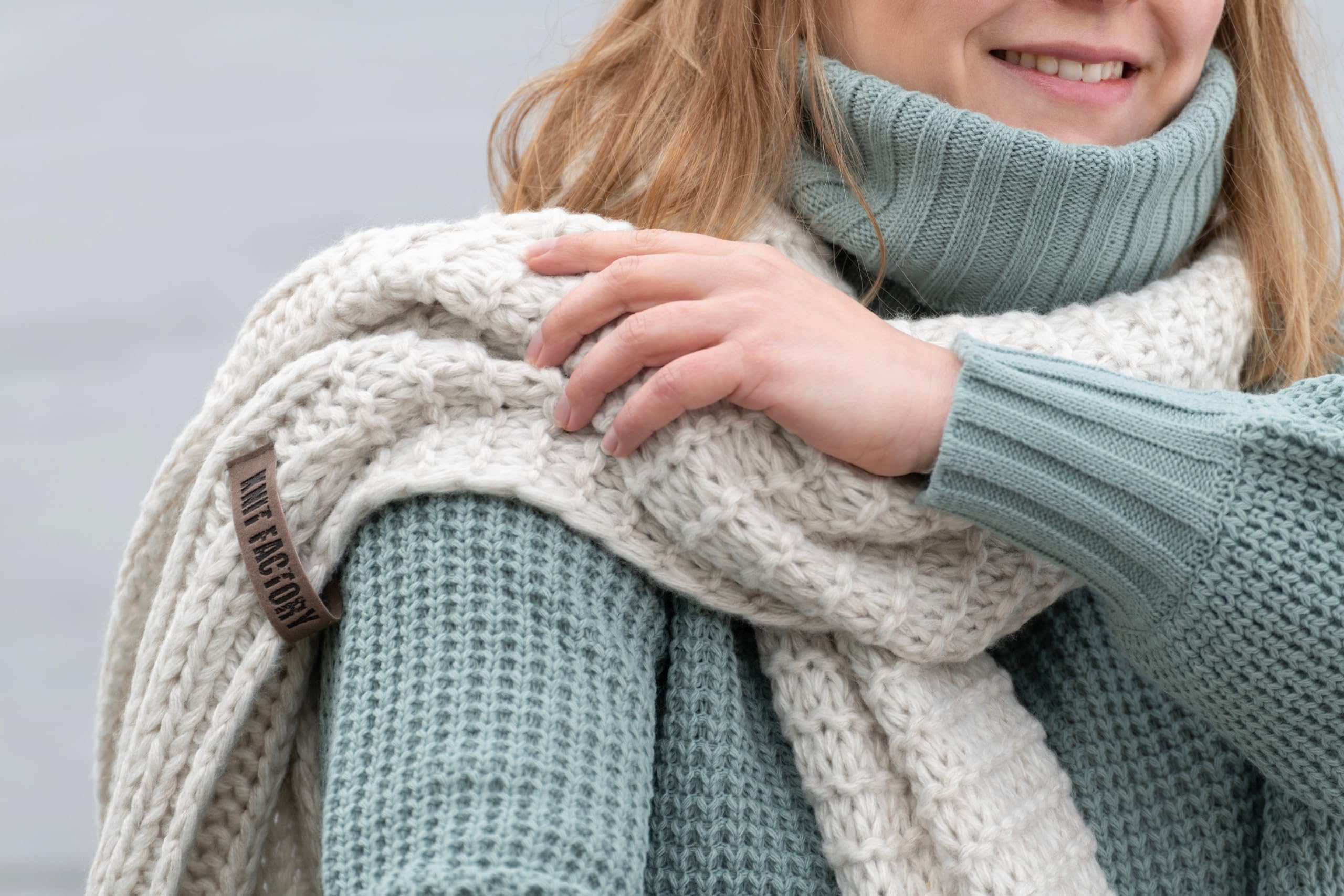 KNIT FACTORY - Alex Schal - Lange Strickschal - Mit grobmaschige Strickmuster - Aus Wolle - Für Damen und Herren - 200 x 45 cm