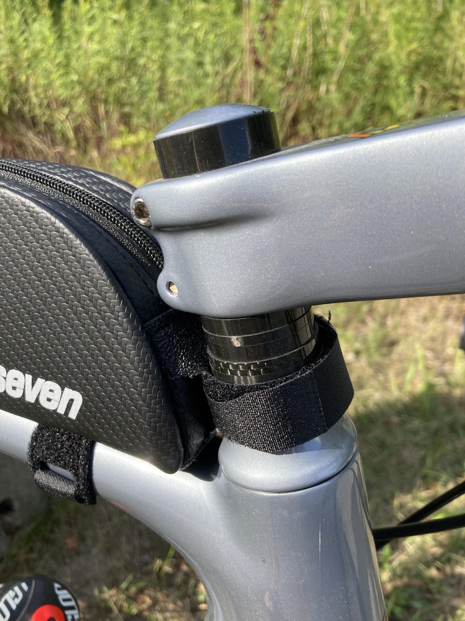 triseven Bolsa de Ciclismo Aero 30 Carbon Cycling - Almacenamiento liviano para triatlones y MTB | ¡Tiene teléfonos celulares Grandes, billeteras, 10 geles, Bombas, Herramientas y más!