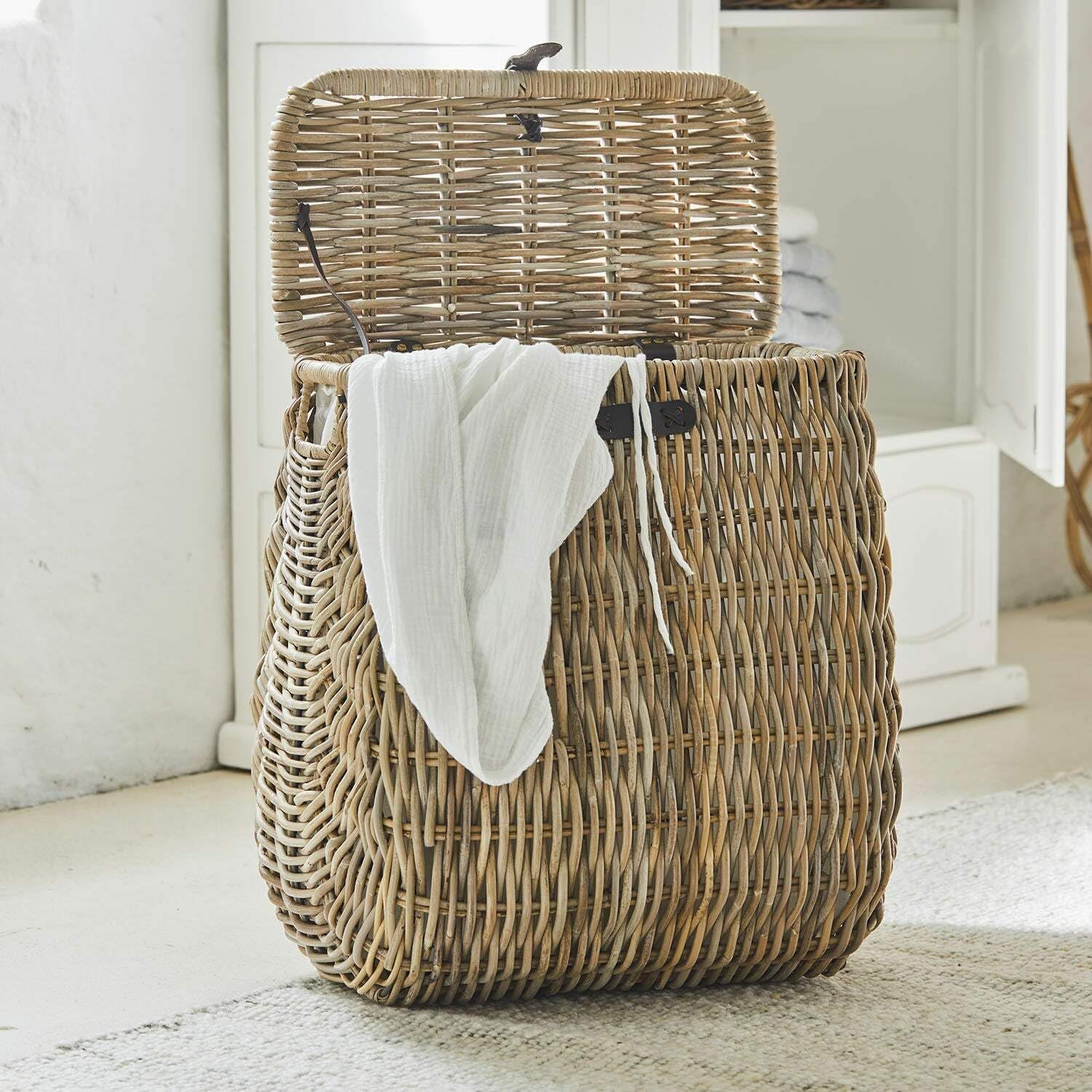 Loberon Wäschekorb Solinette, inkl. Waschbarem Stoffeinsatz, Natürliches Design, Ordnungshelfer, Aufbewahrung, Rattan, Rindsleder, Polyester, braun/Creme