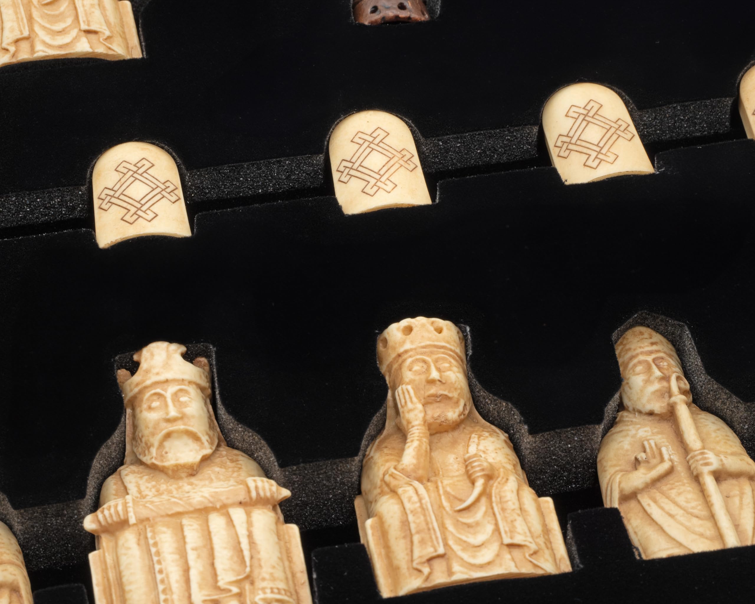 Ensemble d'échecs de luxe de l'île de Lewis – Lesté et feutré – Planche de placage noyer et érable avec protections en caoutchouc – Comprend des règles, un dépliant de l'île de Lewis et un chiffon de