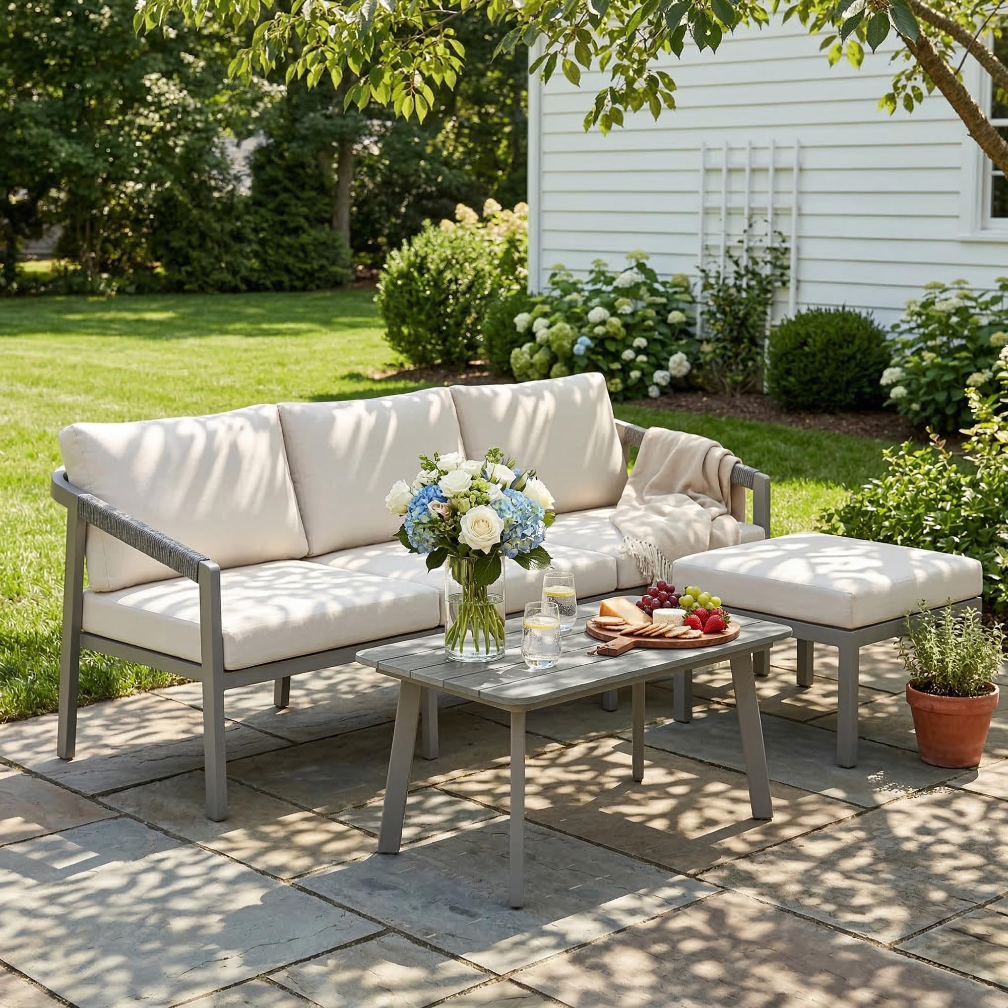 Outsunny Conjunto de Muebles Jardín Exterior Sofá Exterior Marrón Beige | 3 Piezas, Seccional Forma de L, Sofá de 3 Plazas, Reposapiés, Mesa Centro de Listones, Cojines de 10 cm, Terraza Patio
