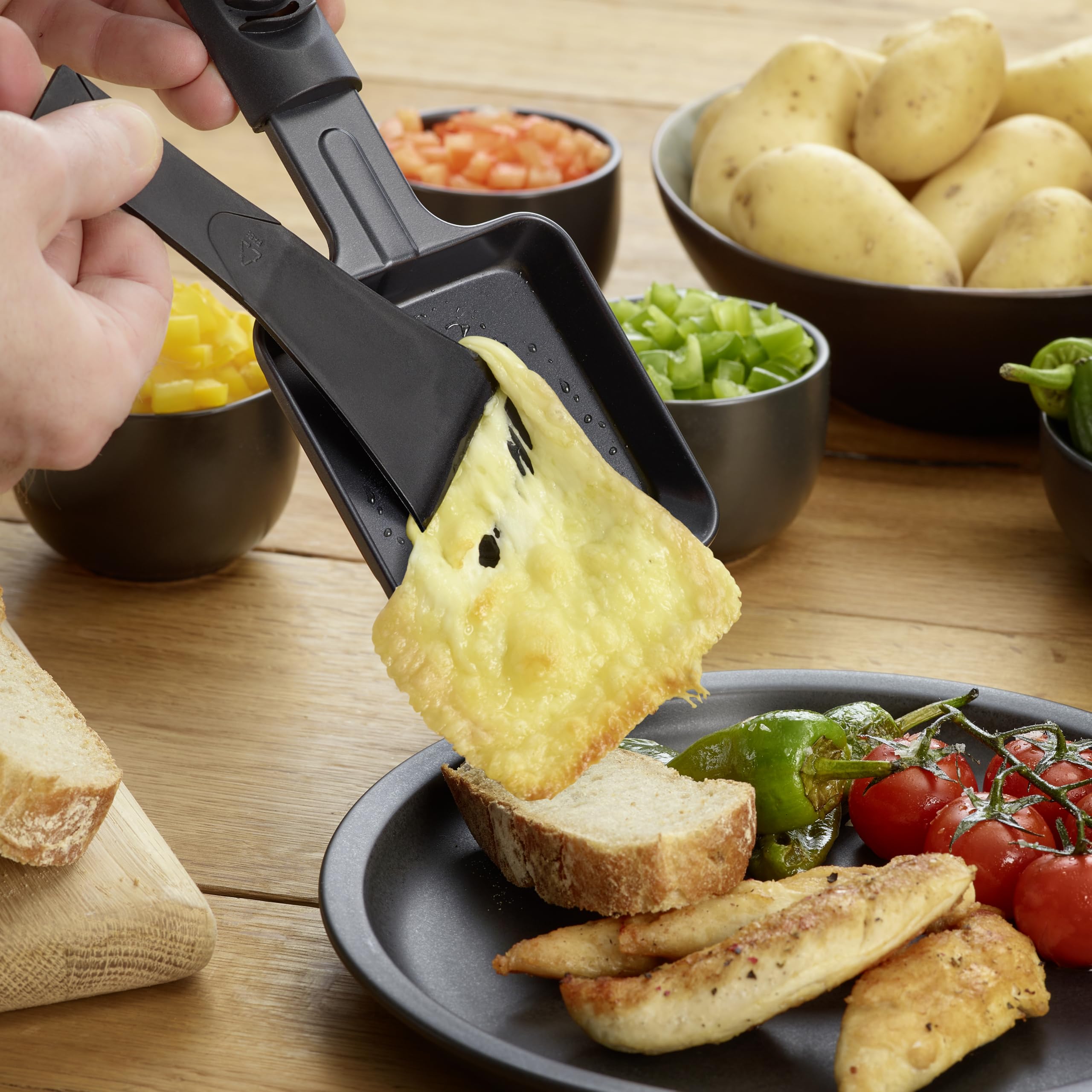 SEVERIN Appareil à Fondue et Raclette pour 8 personnes, Appareil à raclette 2 en 1 avec Plaque de cuisson et Service à fondue, Inclus 8 poêlons, spatules et fourchettes à fondue, Noir, RG 2347