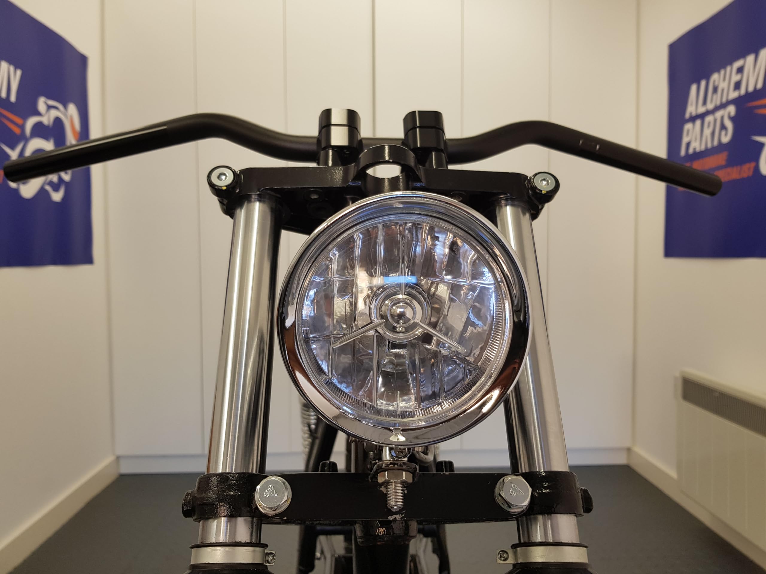 Alchemy Parts Faro Moto 6.5 Pollici Nero Con Ghiera Cromata, Alogena H4 12V 55W 5000K Per Progetti Scrambler E Retro - 2