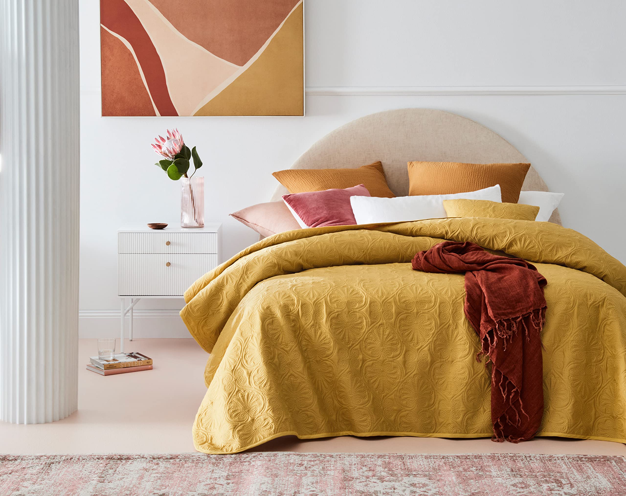 room99 Leila Colcha Elegante Color Mostaza 220 x 240 cm Versátil para Cama y Sofá Ideal para Dormitorio