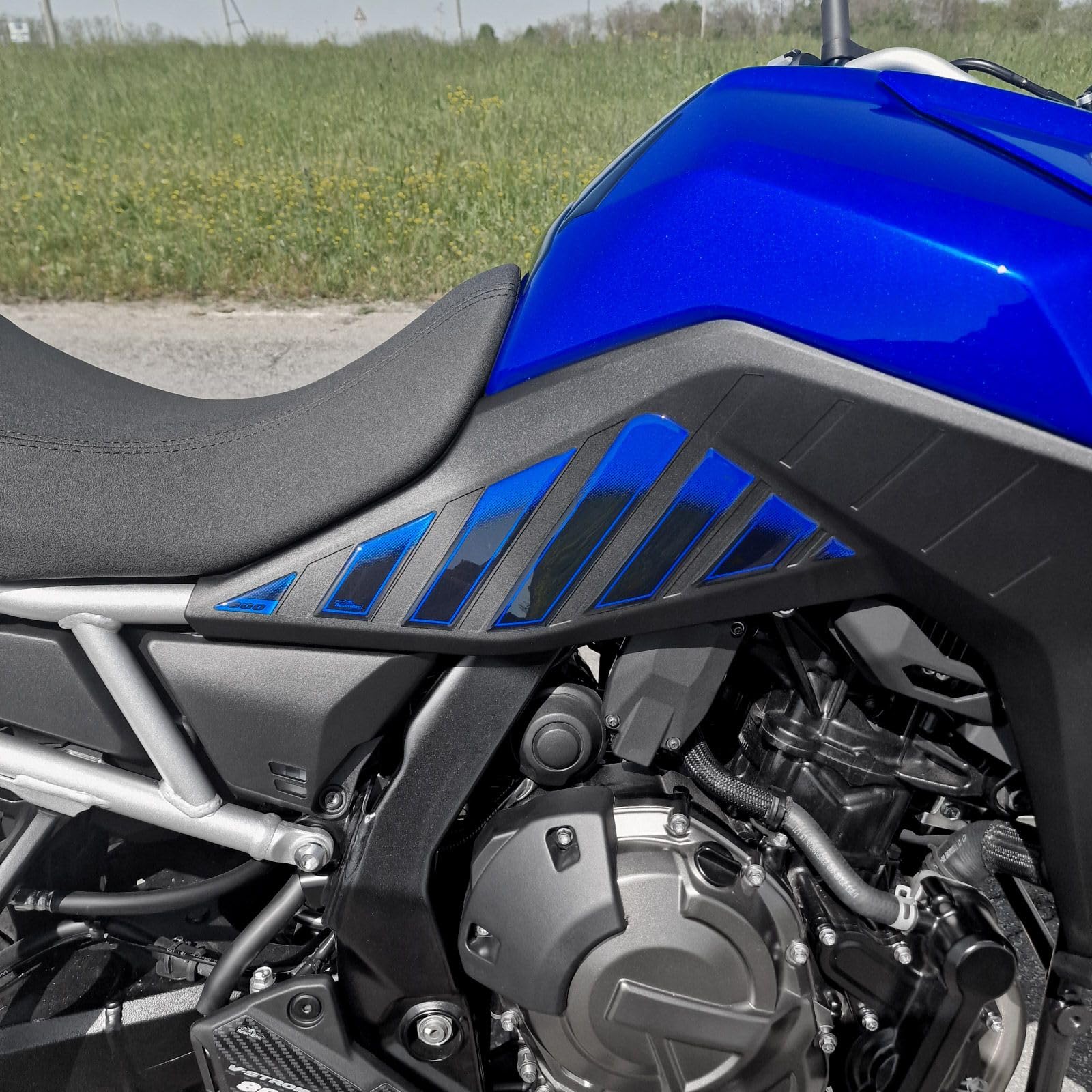 Resin Bike Autocollant Moto Compatibles avec Suzuki V-Strom 800 SE 2023-2024 Bleu Protections Latérales de Réservoir Contre Les Chocs et Les Éraflures. Autocollant 3D Résinés Made in Italy