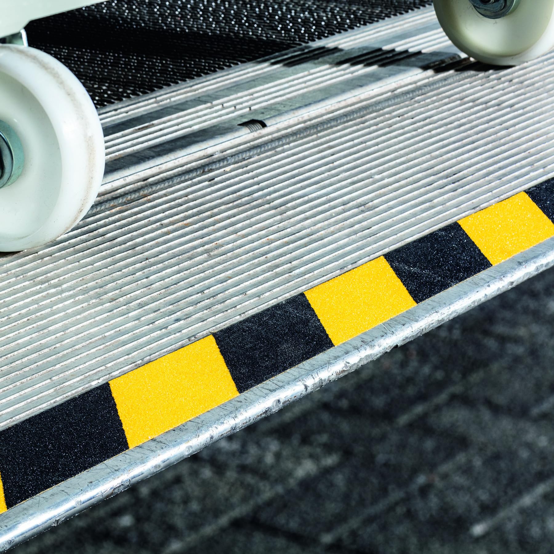 Durable Cinta antideslizante color DURALINE GRIP+, 50 mm x 15 m, para asegurar escaleras, rampas, amarillo/negro, 1097130 | Autoadhesivo de grano grueso R13 para escaleras y rampas, señalización de caminos, interior y exterior