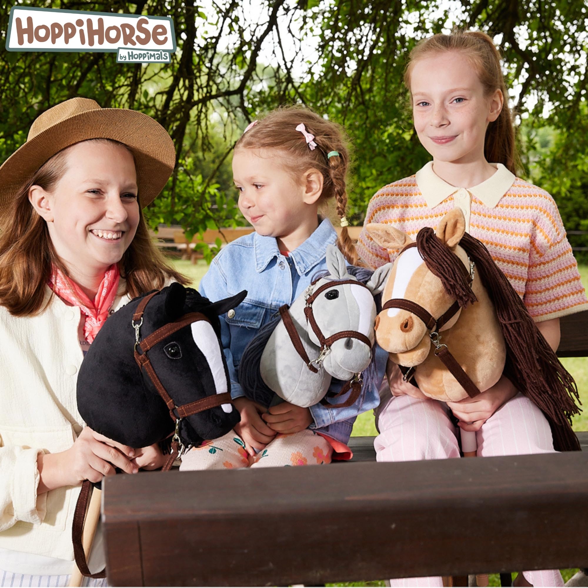 HOPPIHORSE-Edizione Sportiva Hobby Horse A4, Cavallo con bastone con cavezza, redini, tracolla, coda e impugnatura in silicone, Hobby horse cavallo di alta qualità in peluche in una confezione regalo